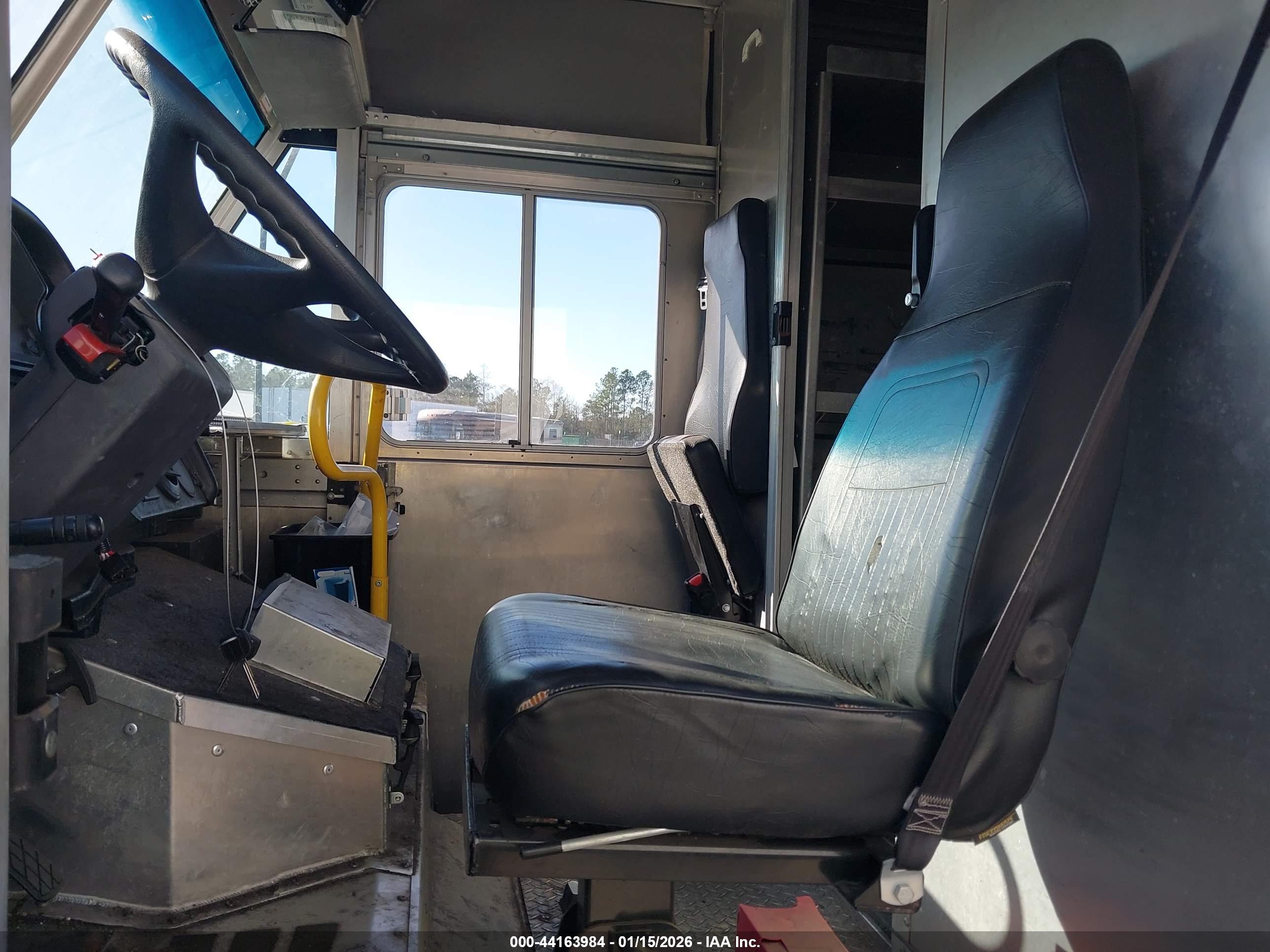 FREIGHTLINER MT45 image 8