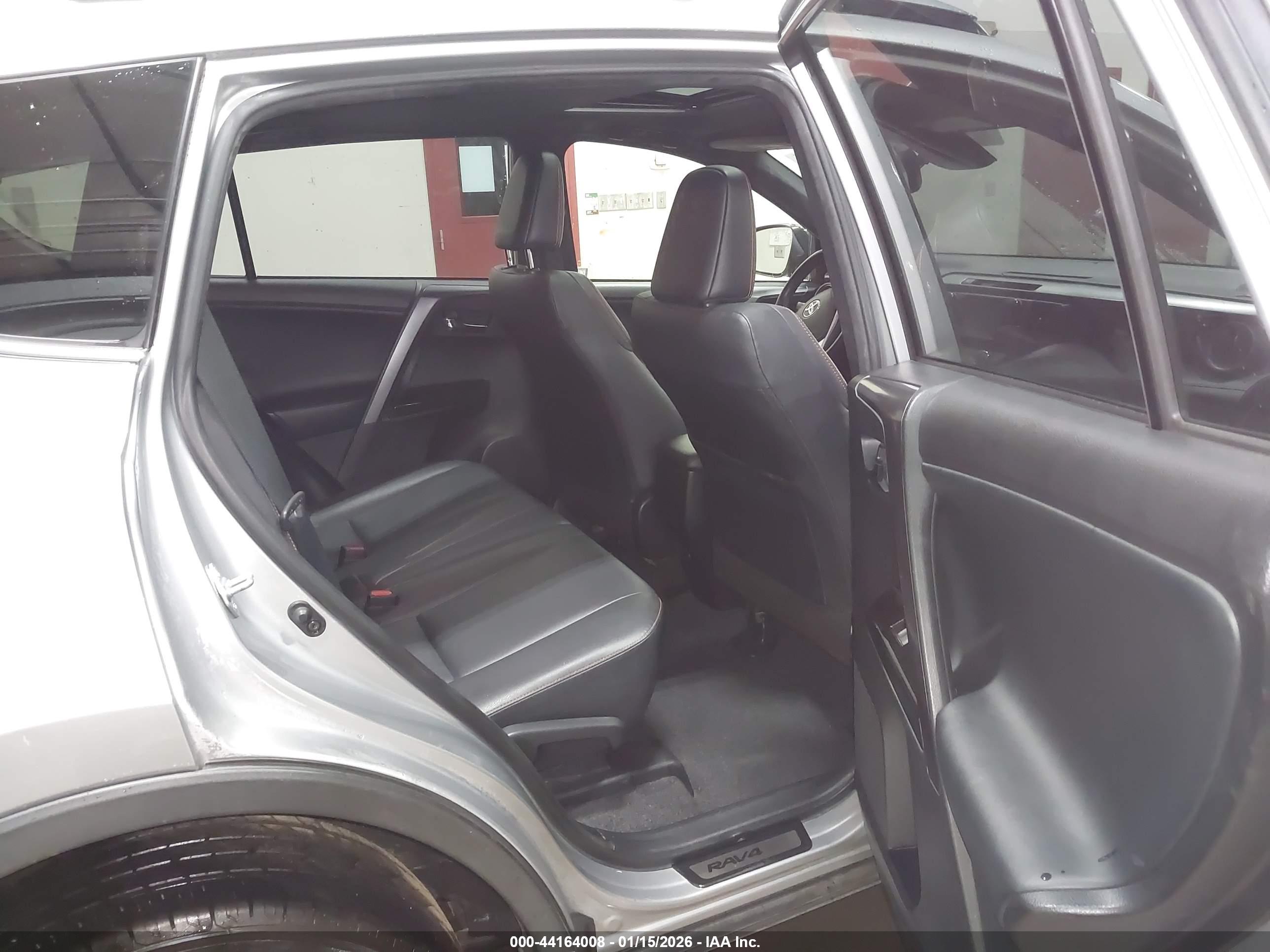 TOYOTA RAV4 image 8