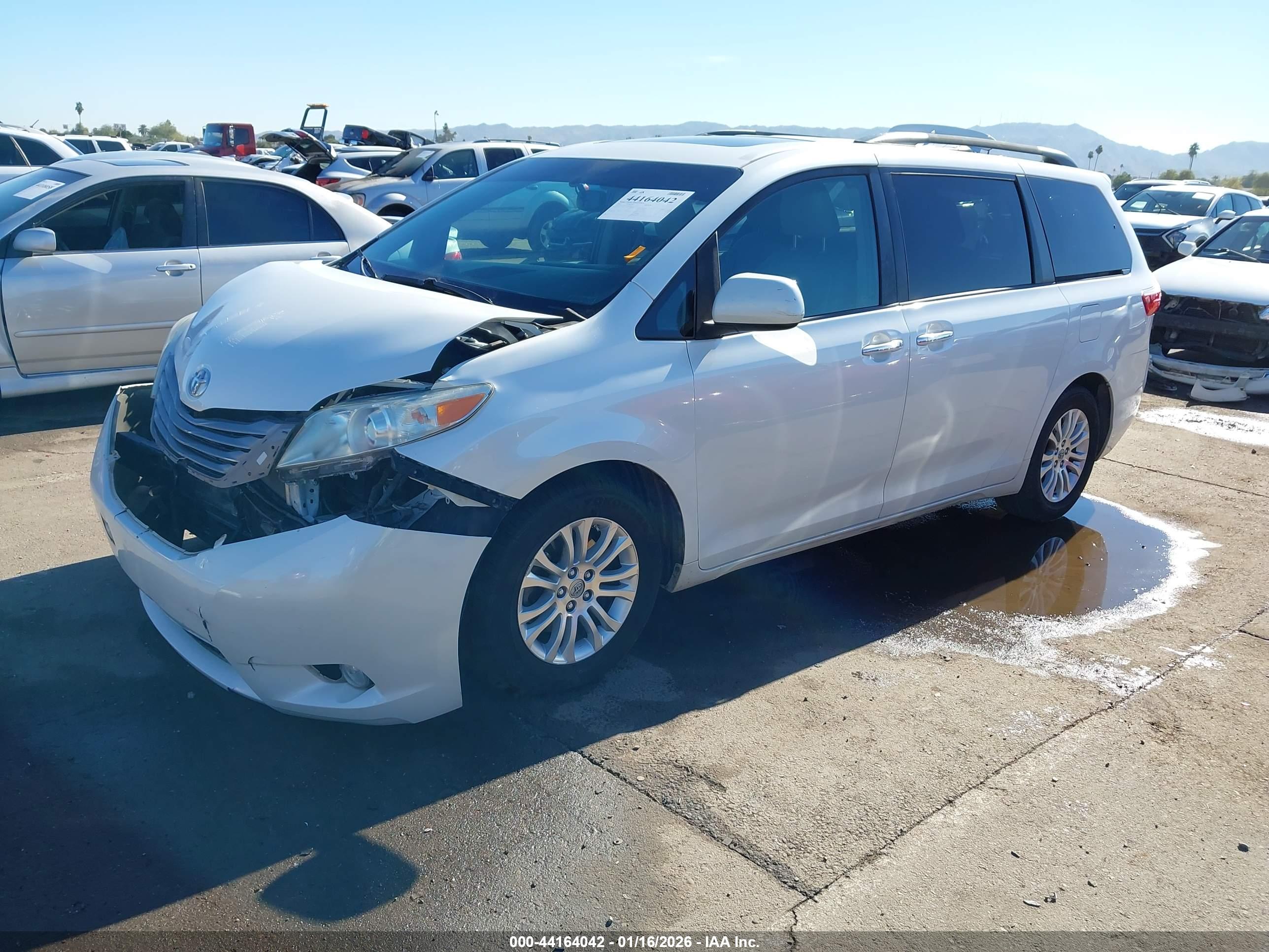TOYOTA SIENNA image 2