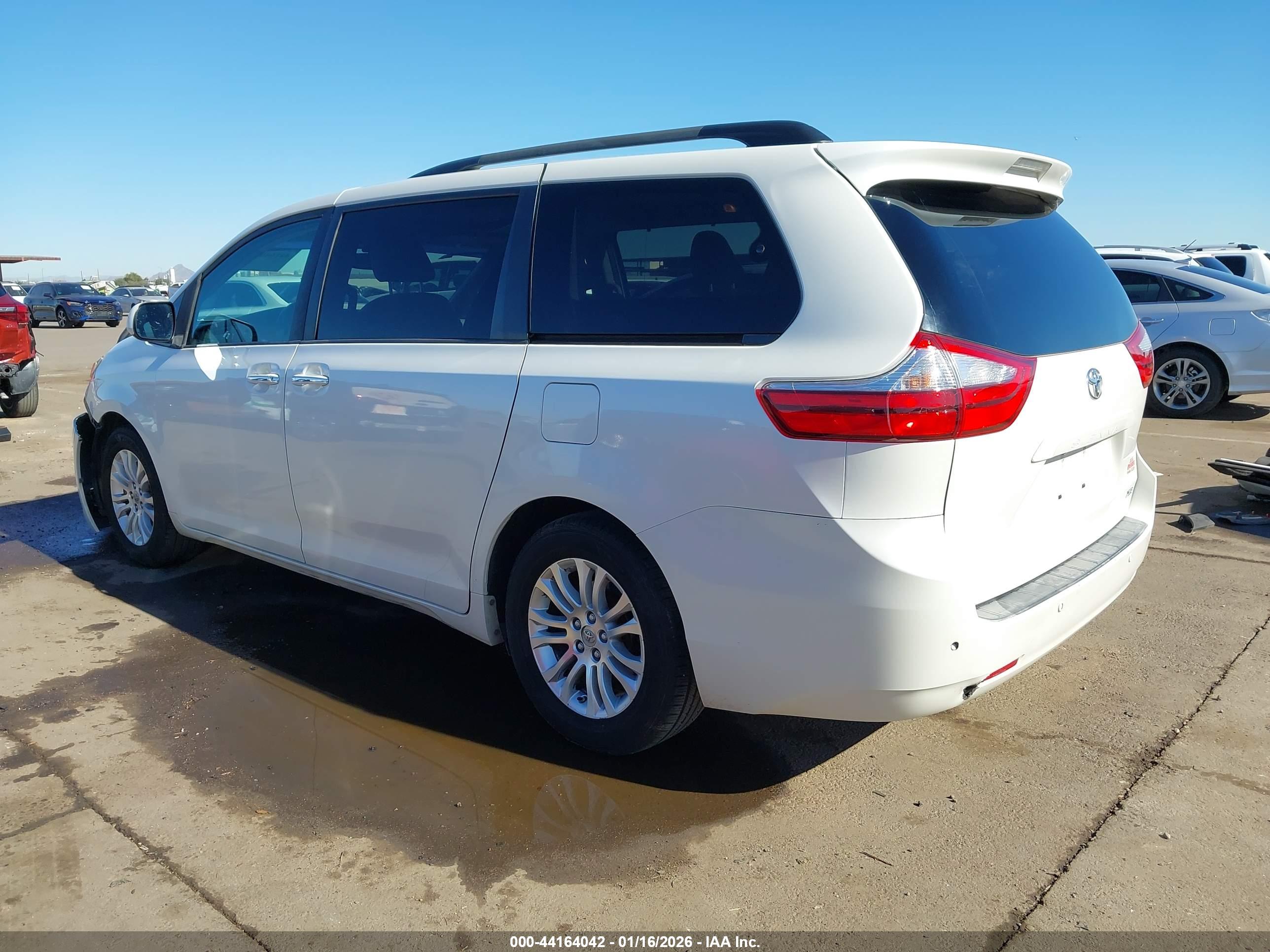 TOYOTA SIENNA image 3
