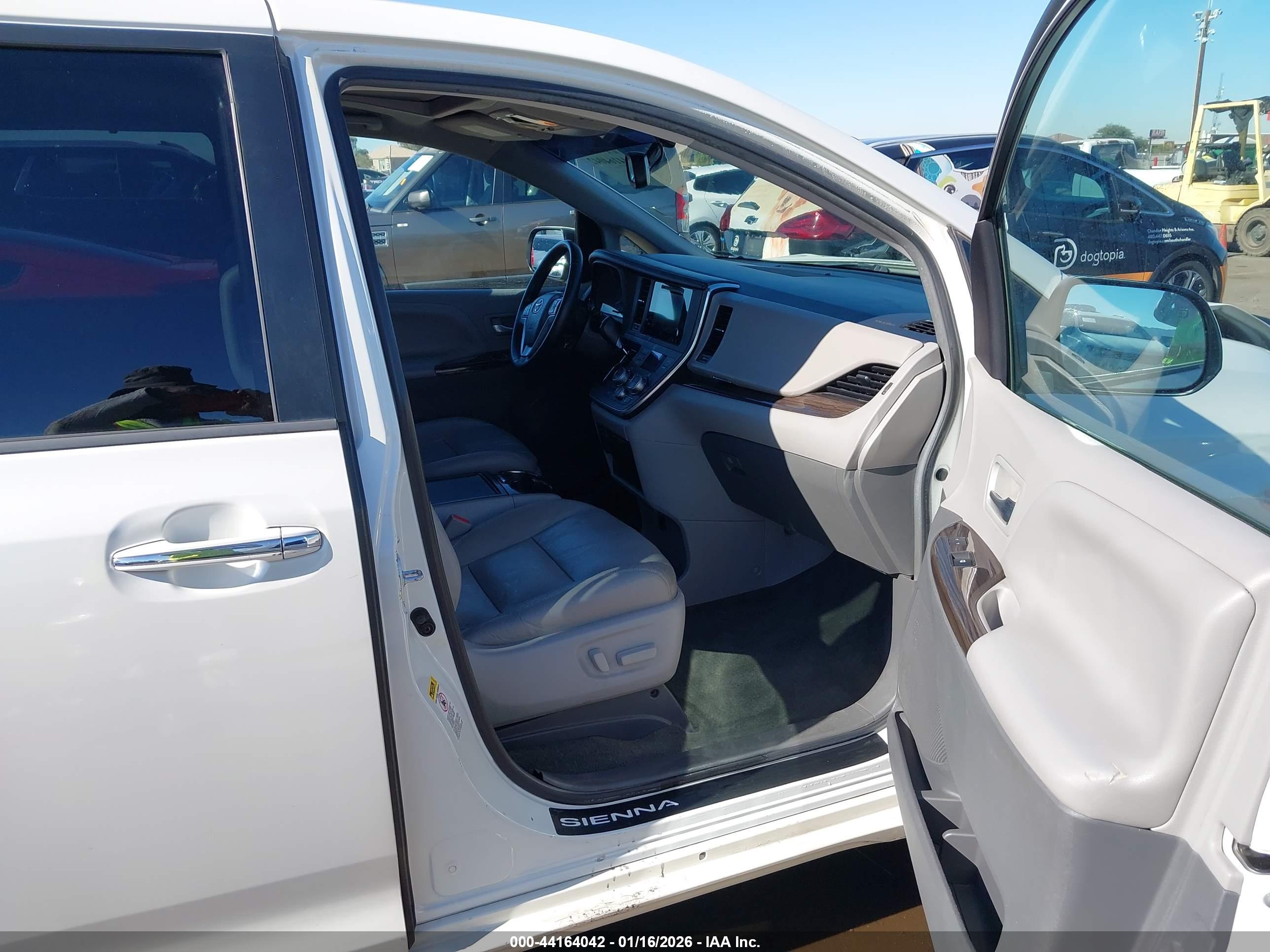 TOYOTA SIENNA image 5