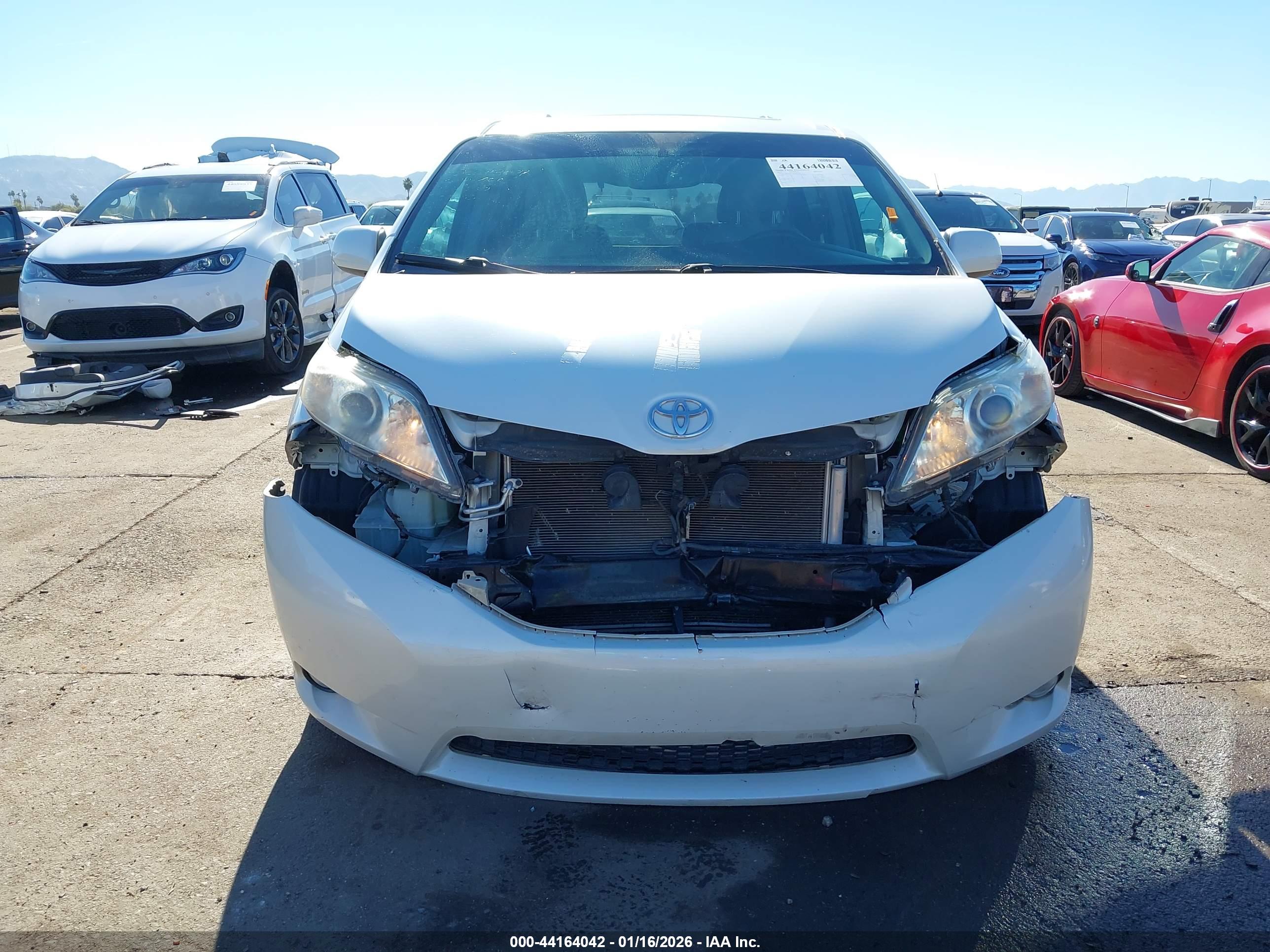TOYOTA SIENNA image 6