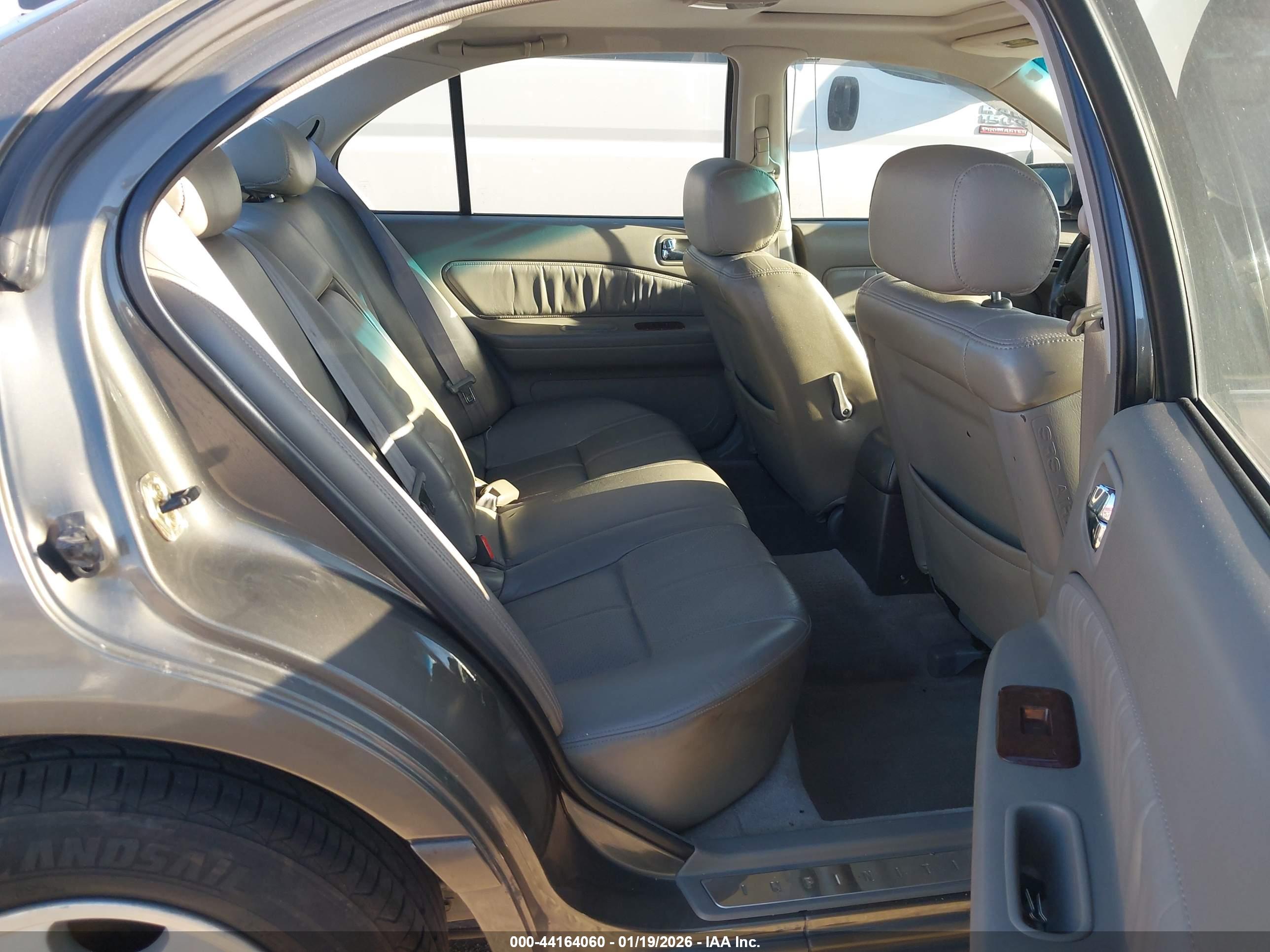 INFINITI I30 image 8