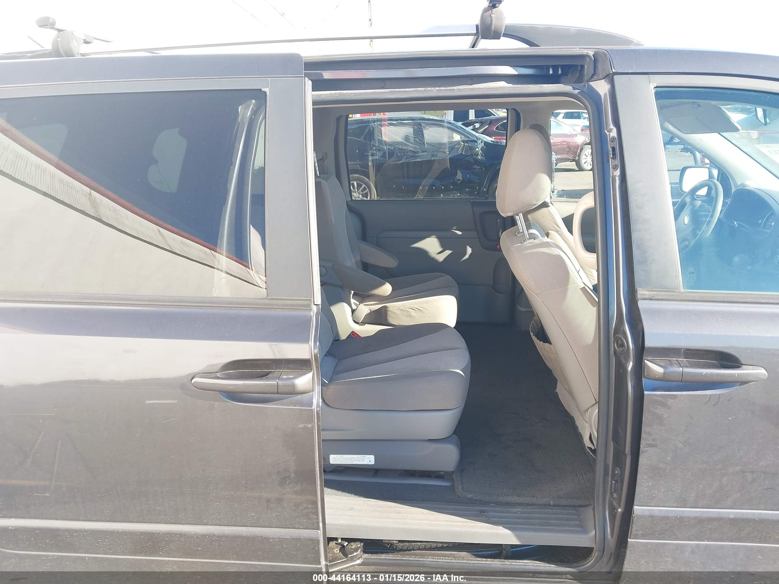 KIA SEDONA image 8