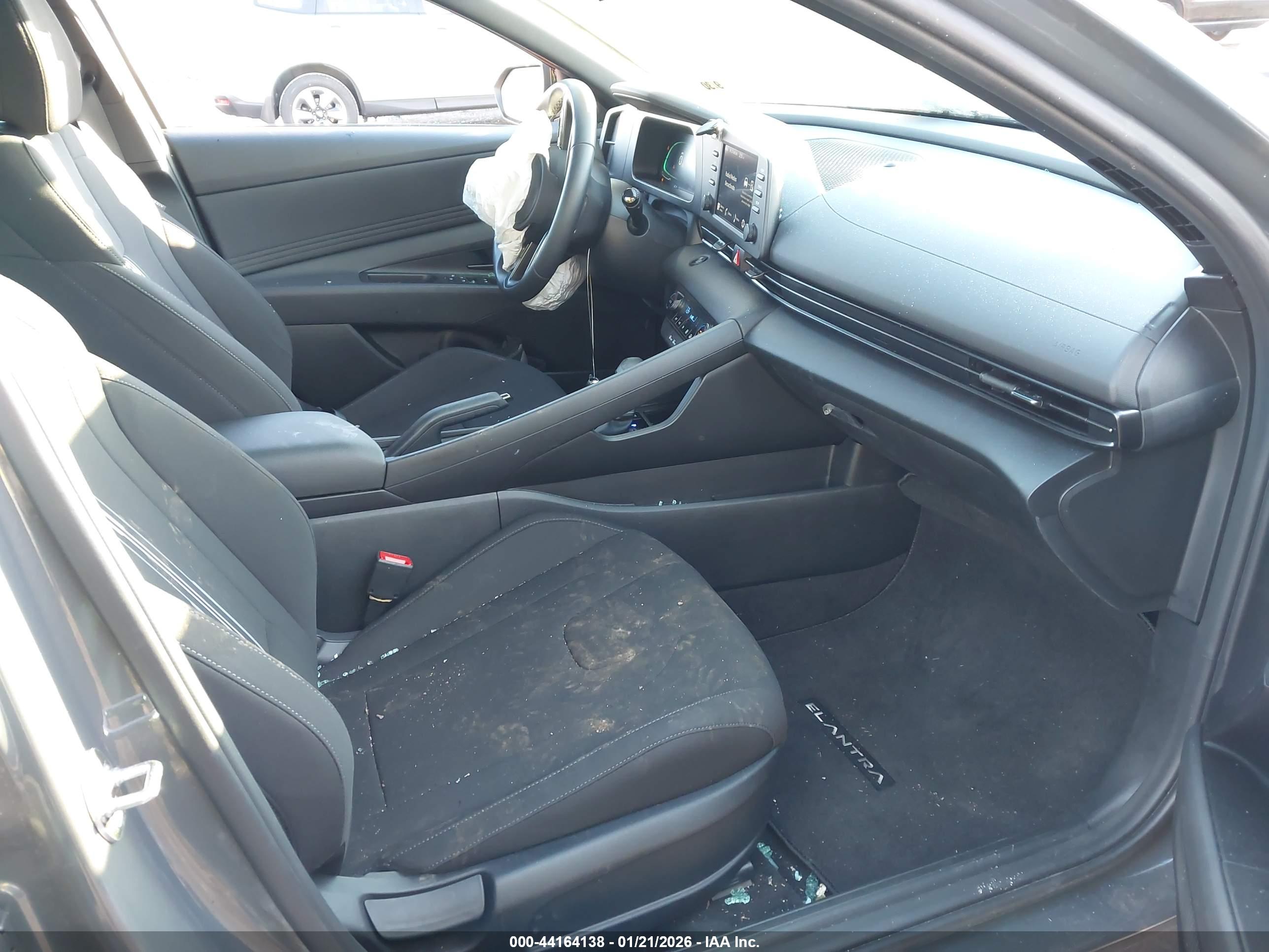 HYUNDAI ELANTRA image 5