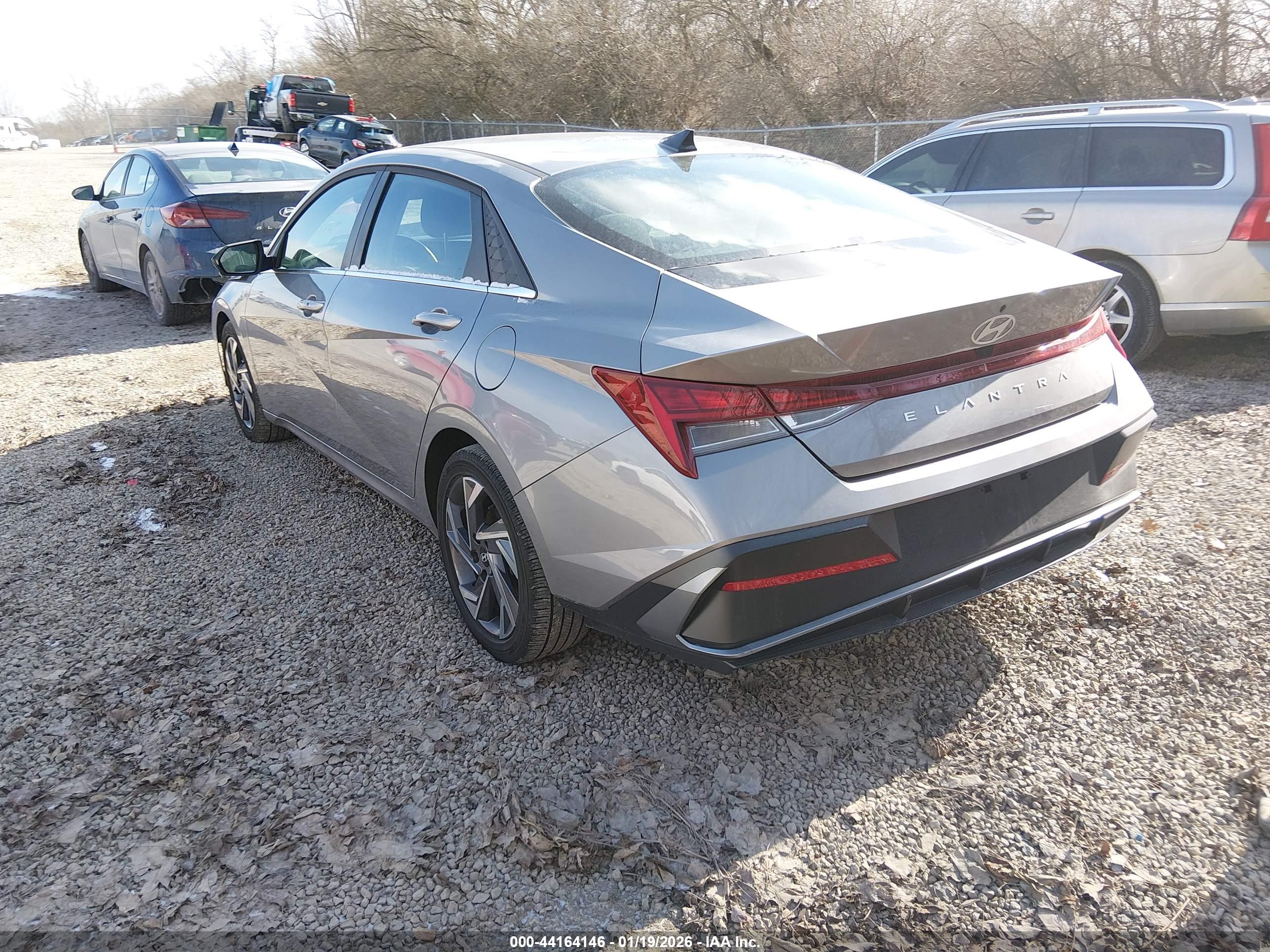 HYUNDAI ELANTRA image 3