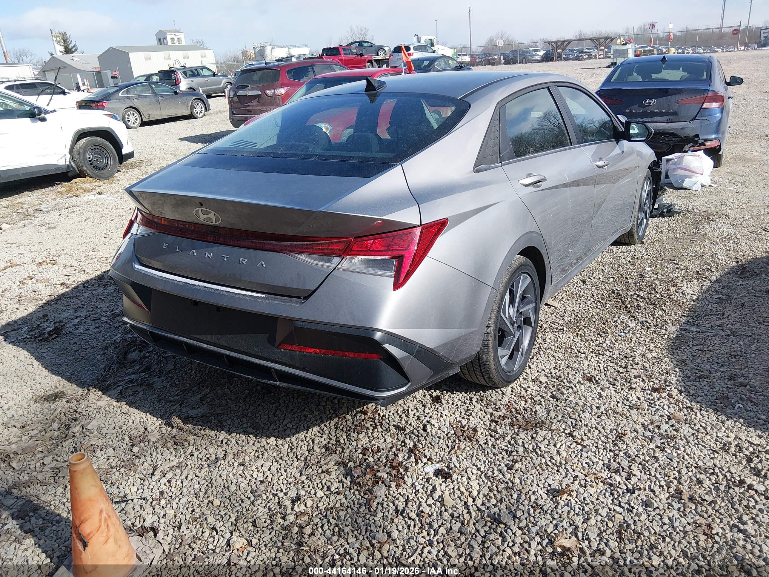 HYUNDAI ELANTRA image 4