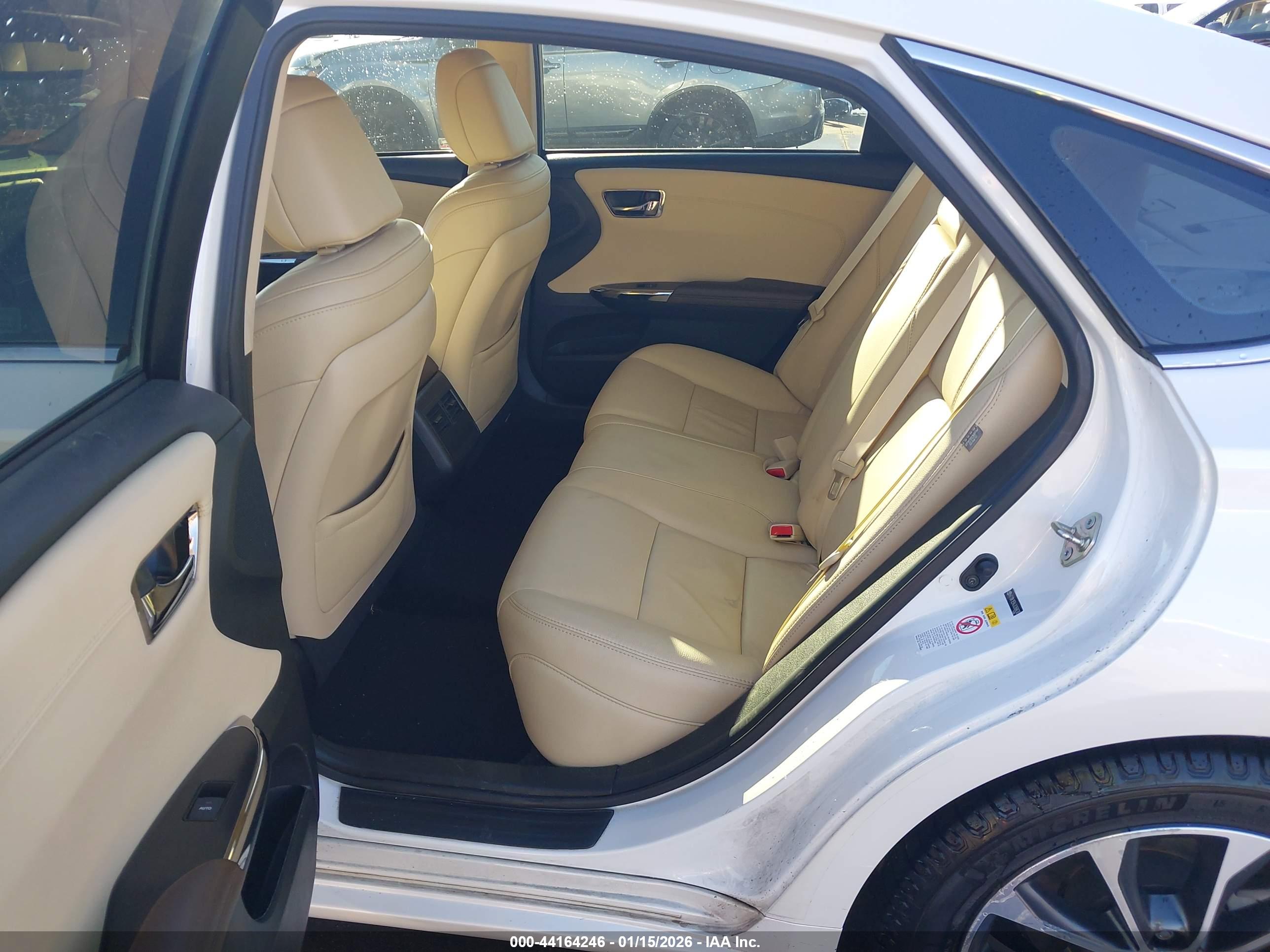 TOYOTA AVALON image 8