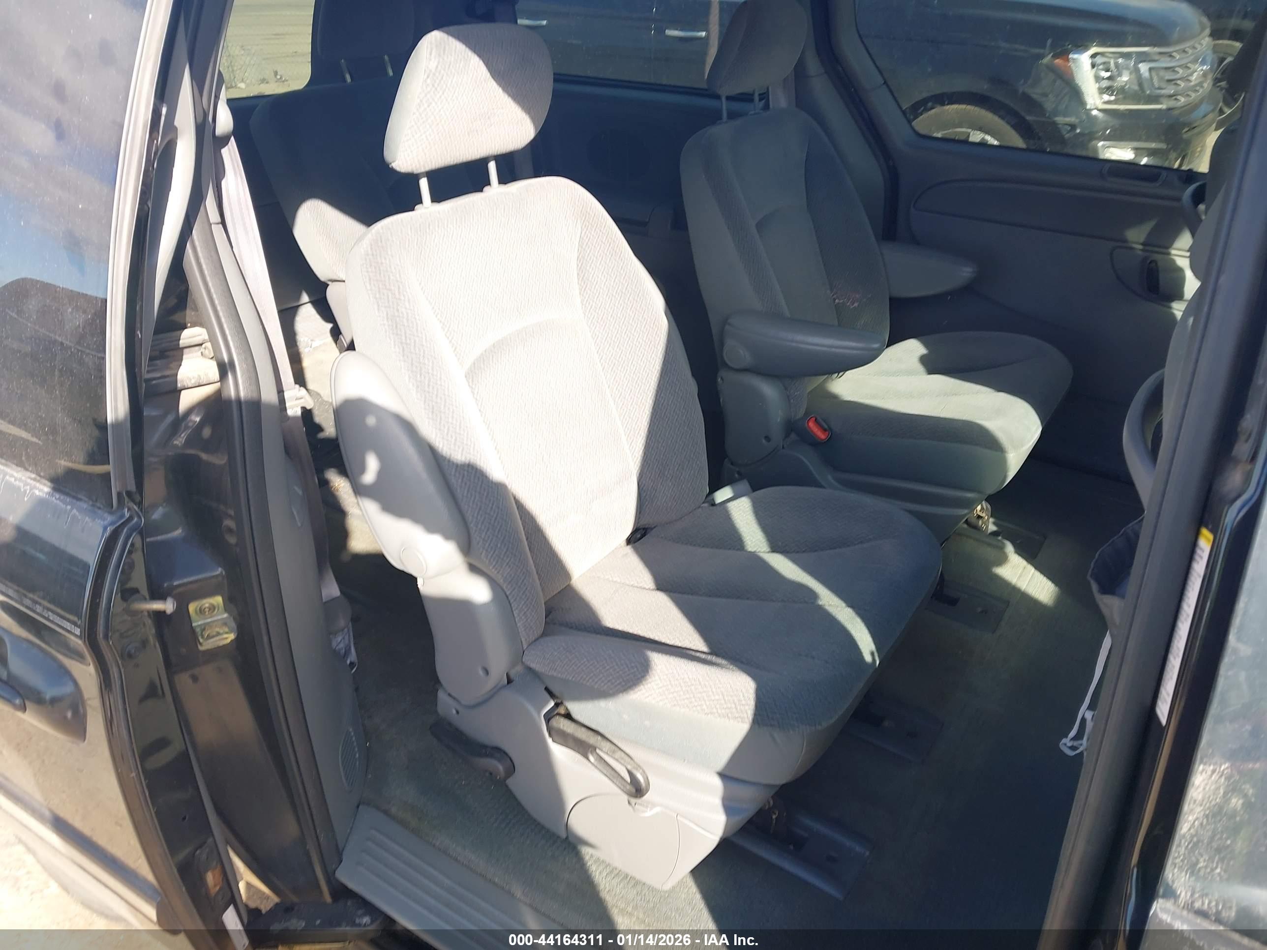 CHRYSLER TOWN image 8