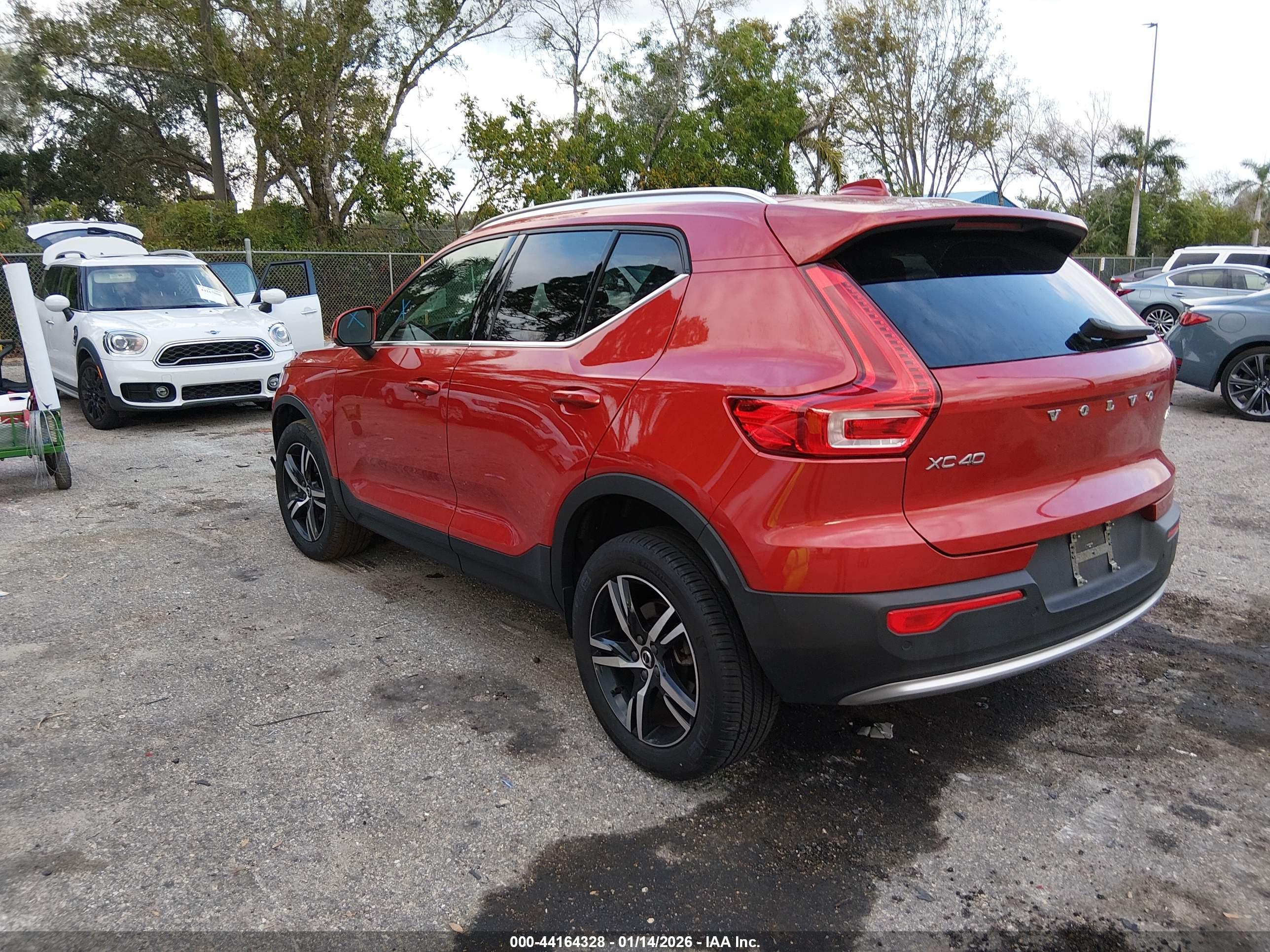 VOLVO XC40 image 3