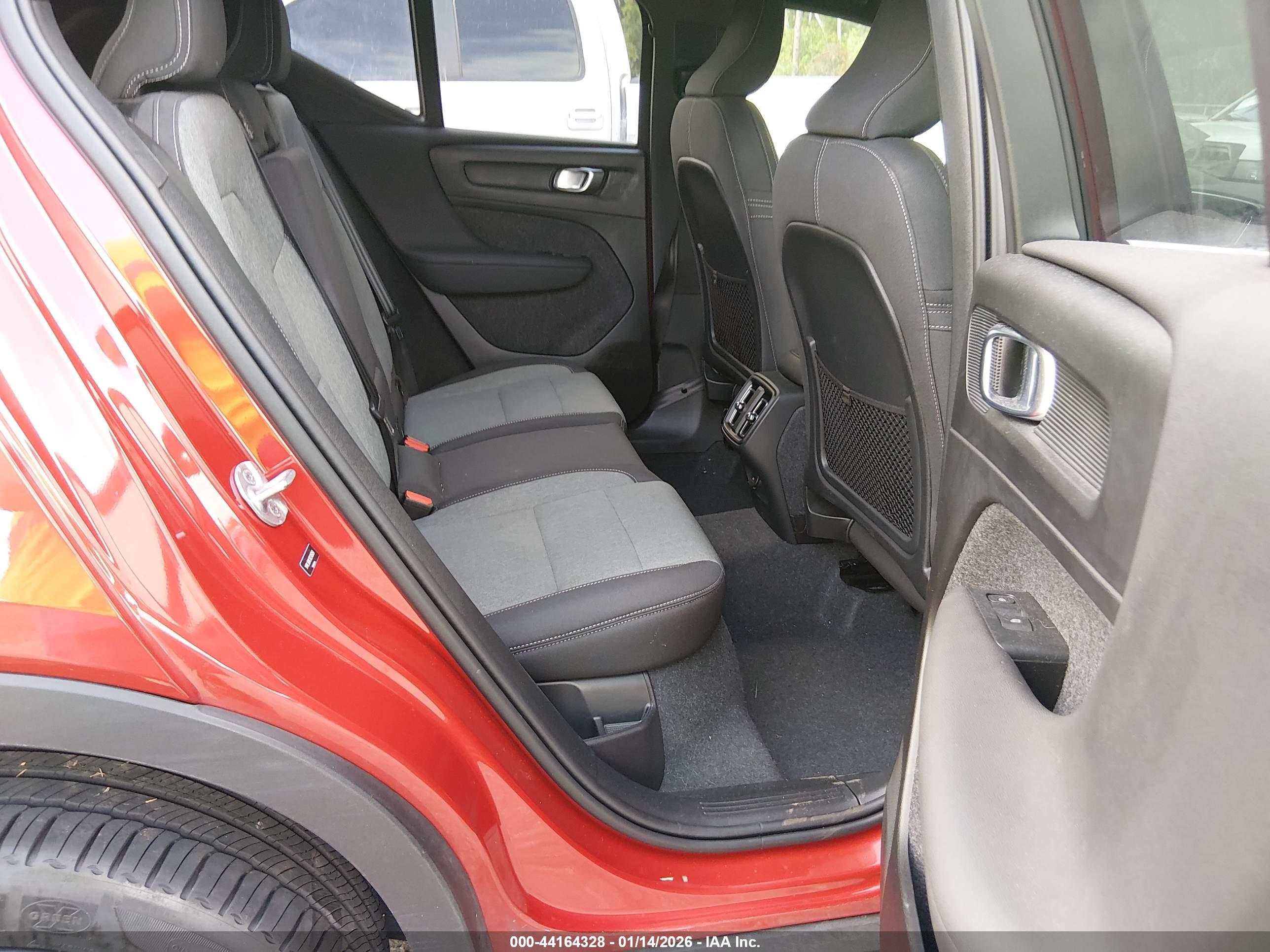 VOLVO XC40 image 8