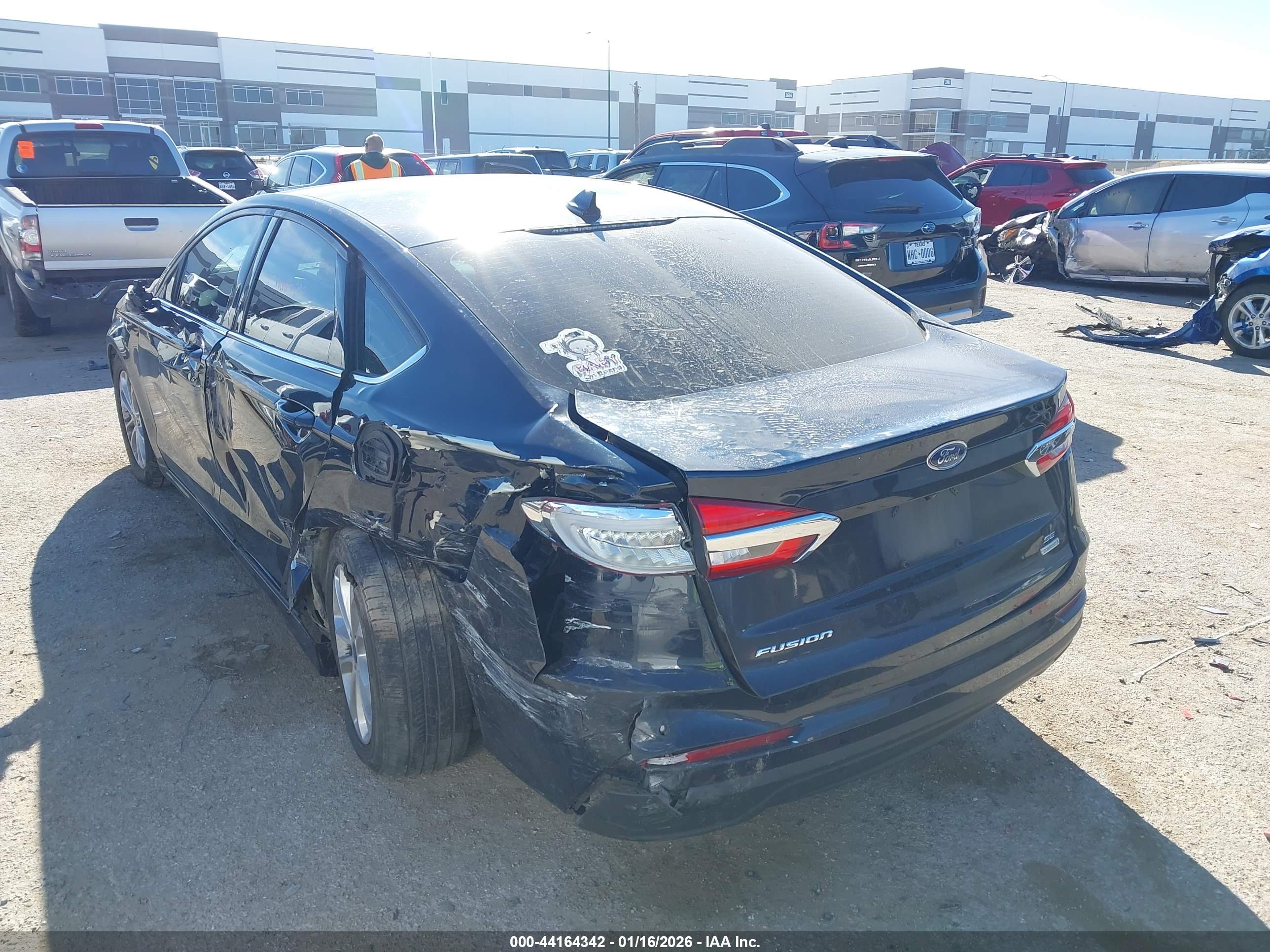 FORD FUSION image 3