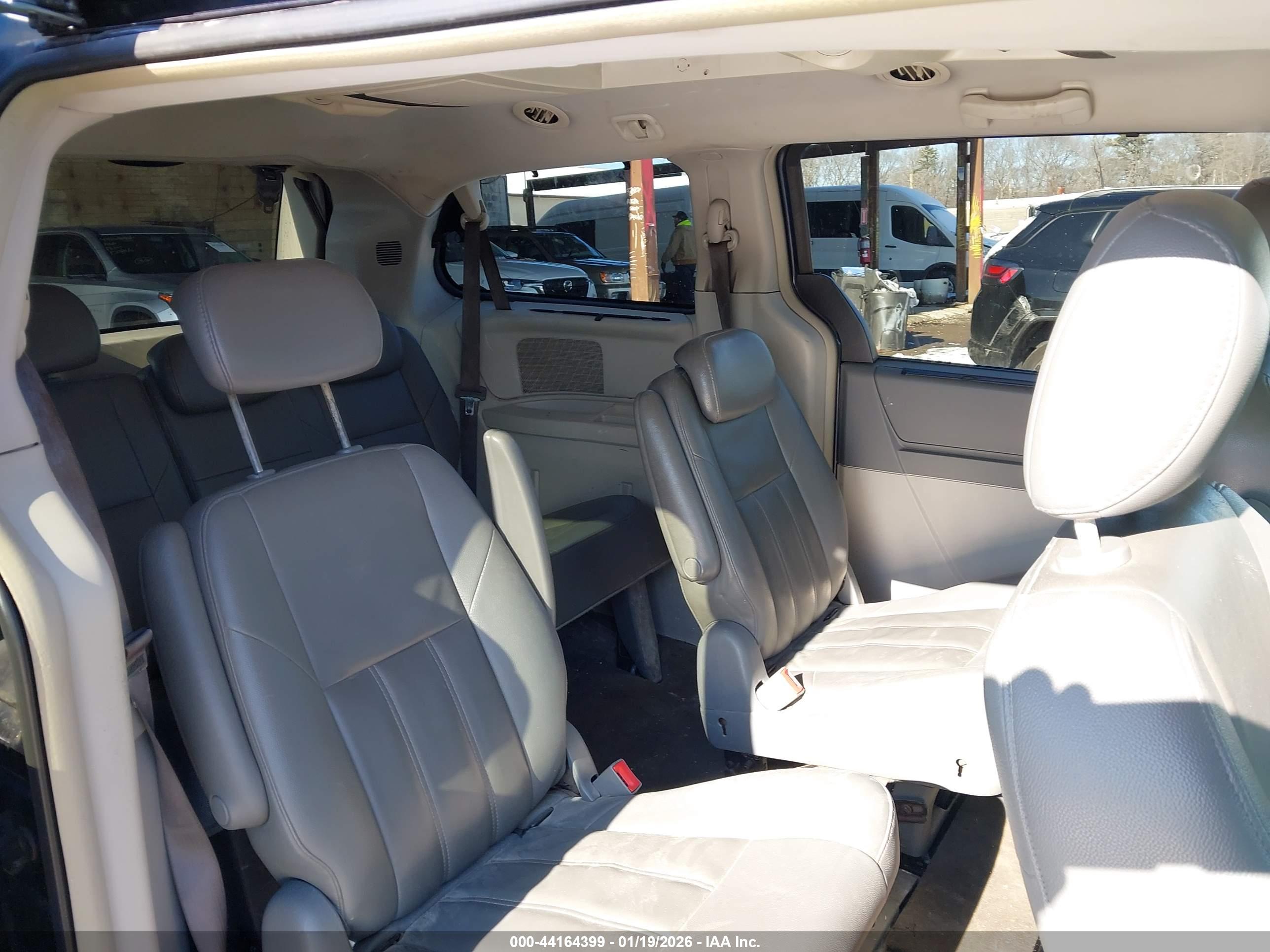 CHRYSLER TOWN image 8