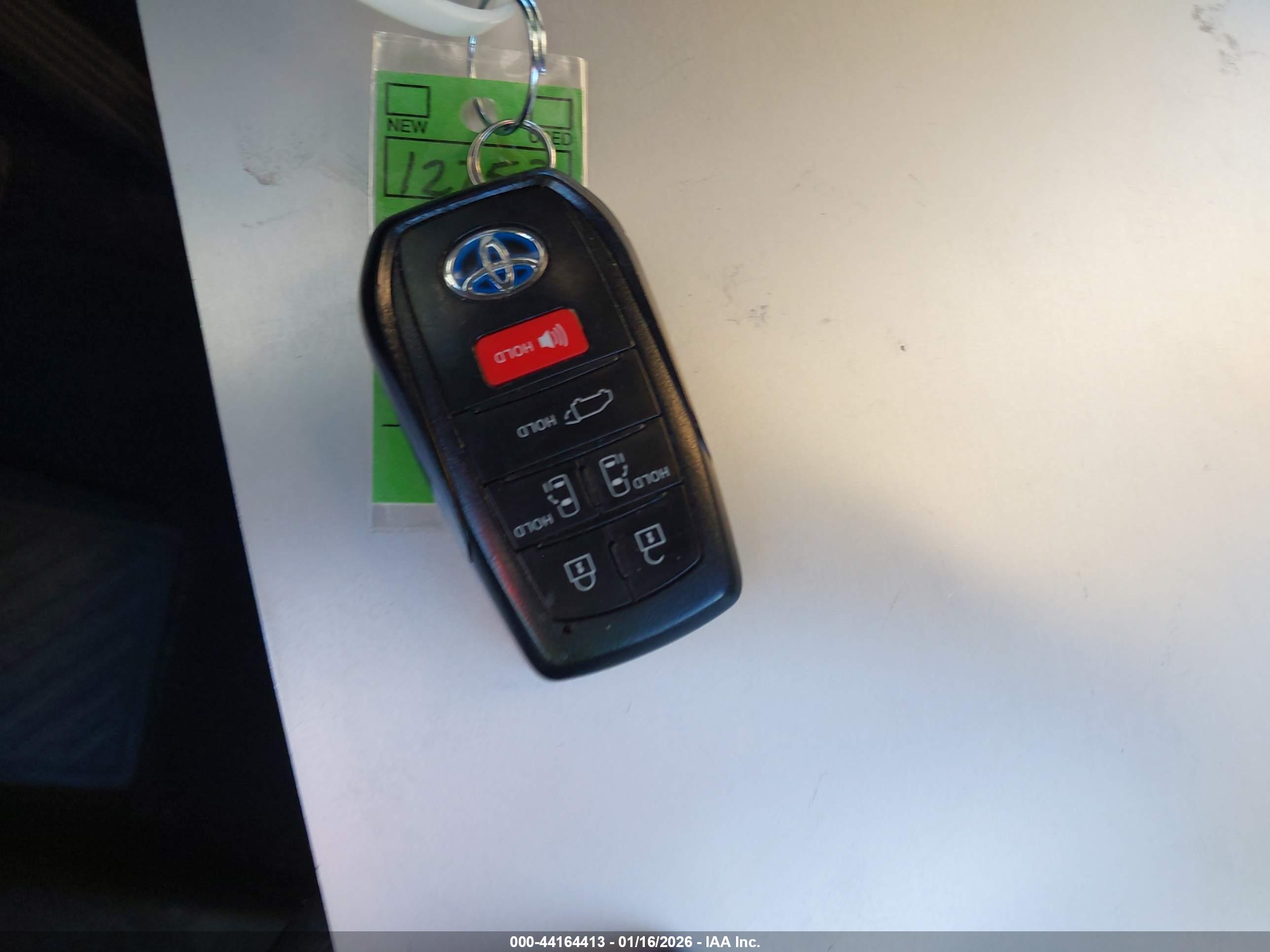 TOYOTA SIENNA image 11