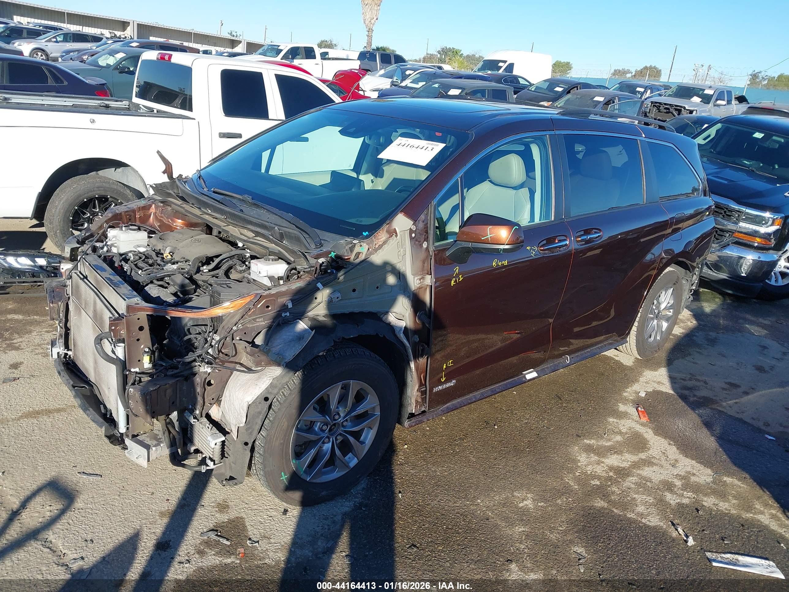 TOYOTA SIENNA image 2