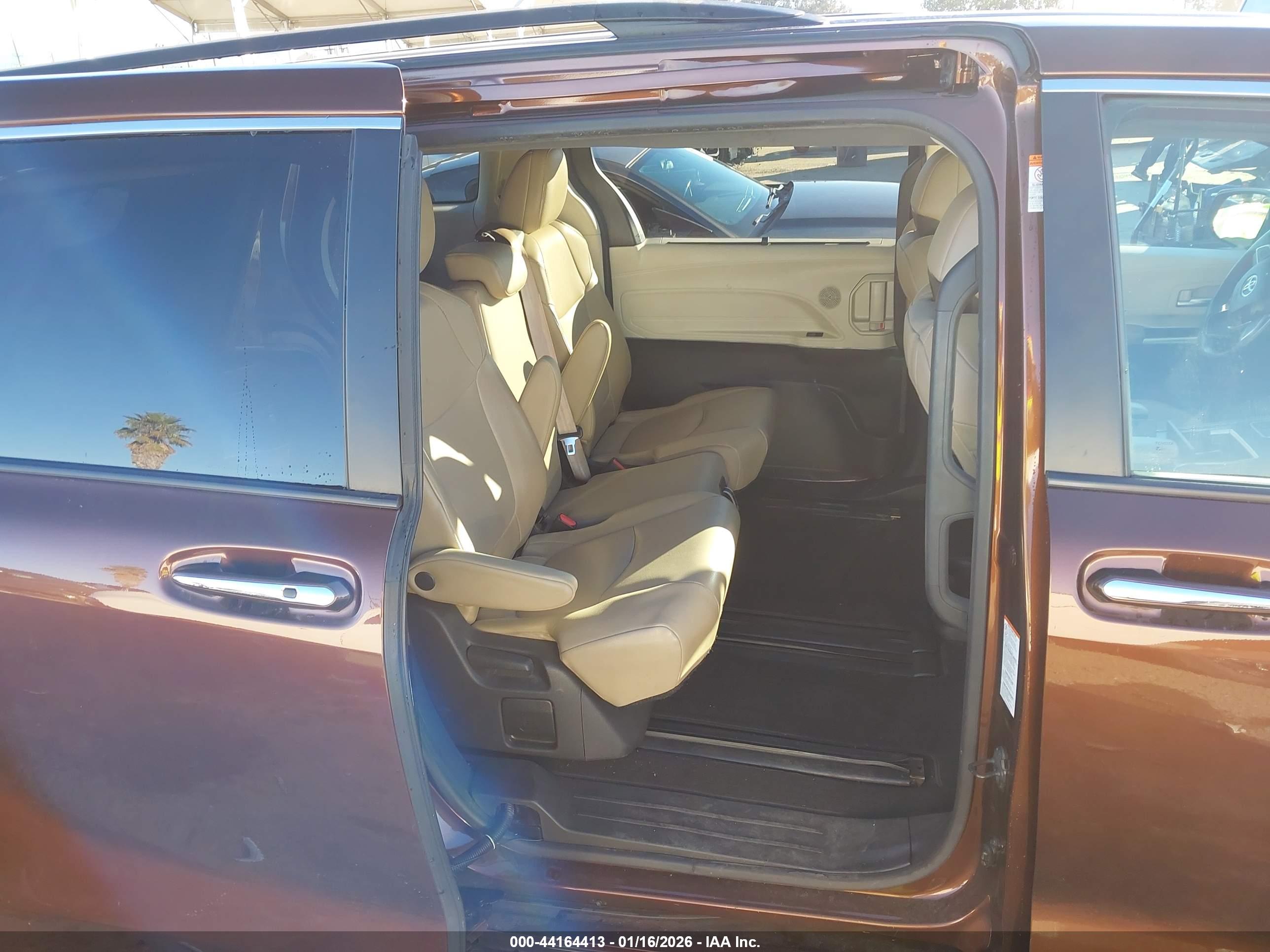 TOYOTA SIENNA image 8