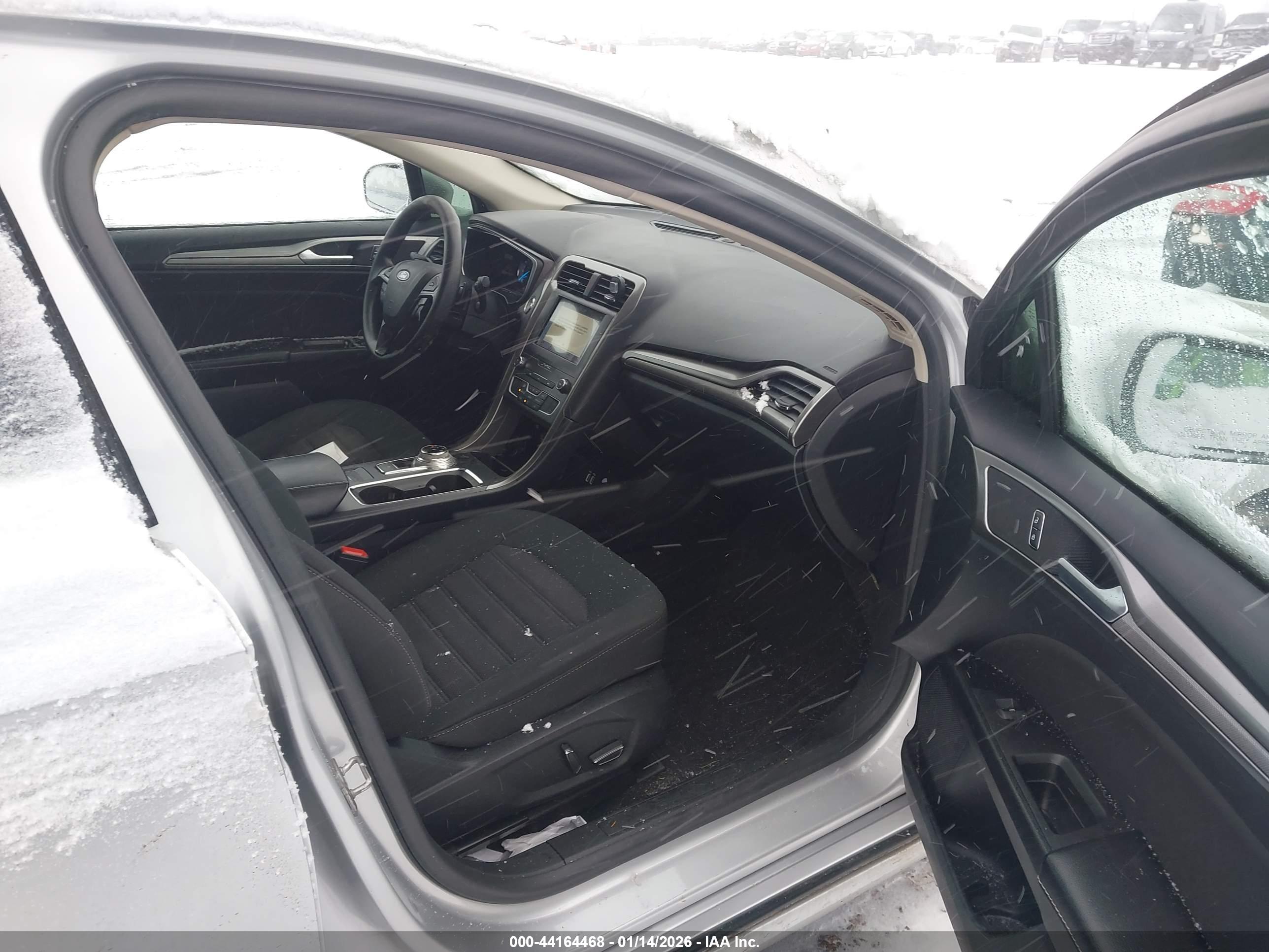 FORD FUSION image 5