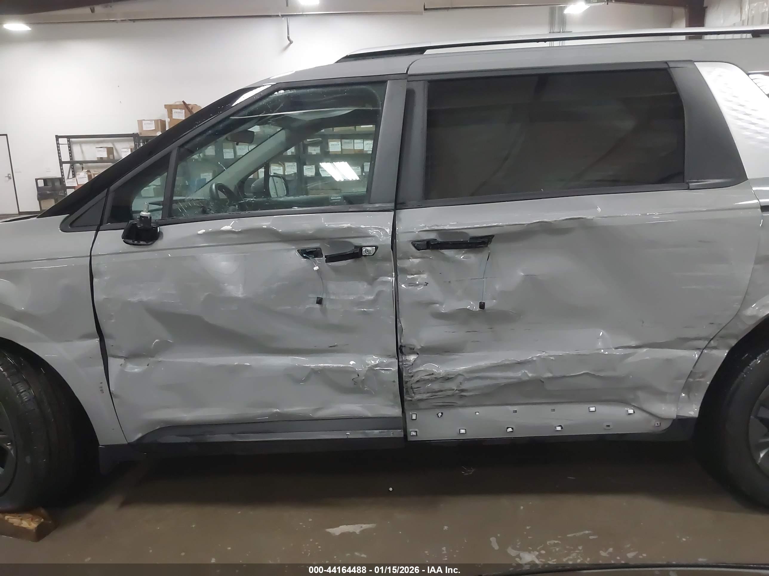 KIA CARNIVAL image 6