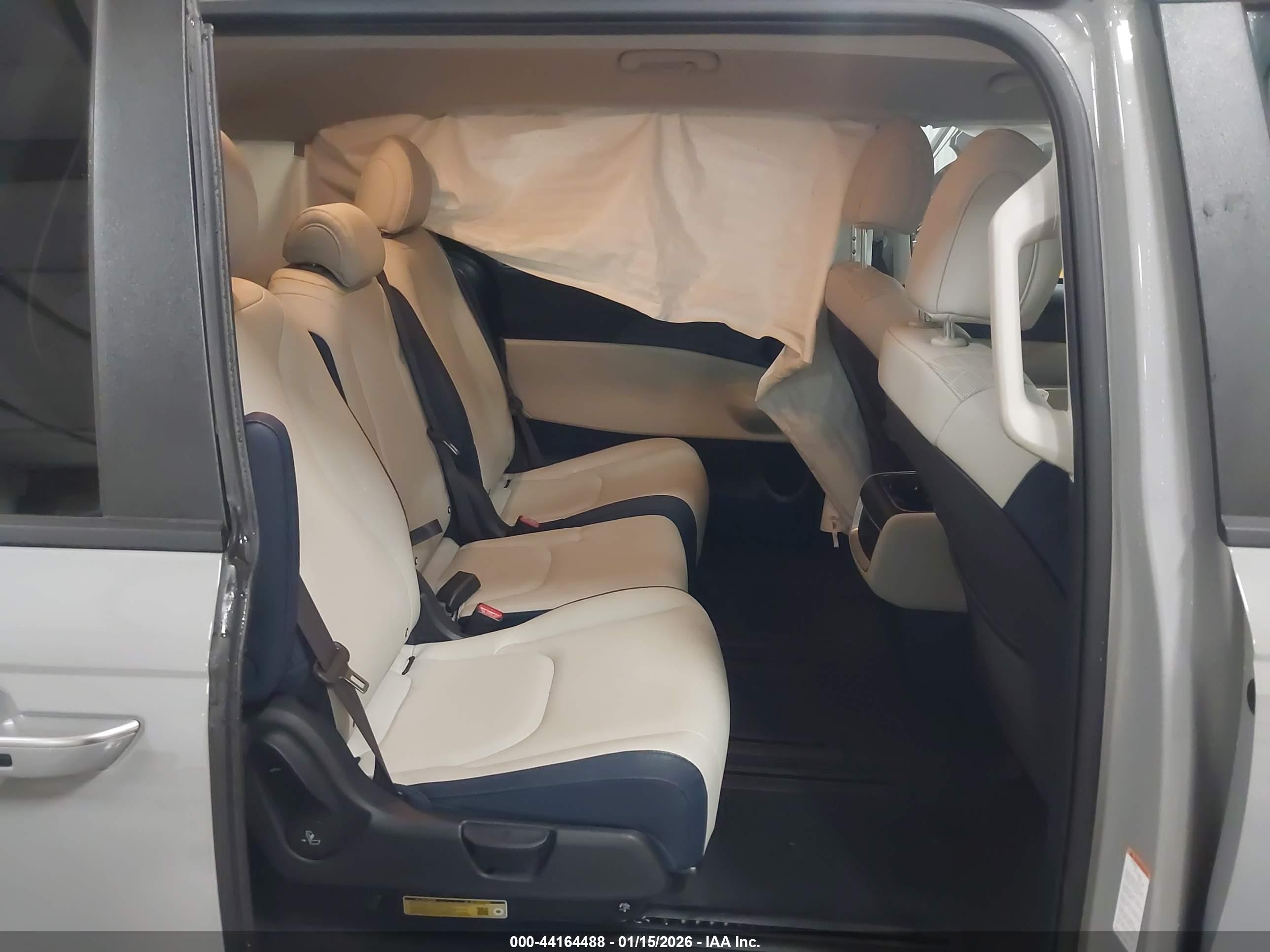 KIA CARNIVAL image 8