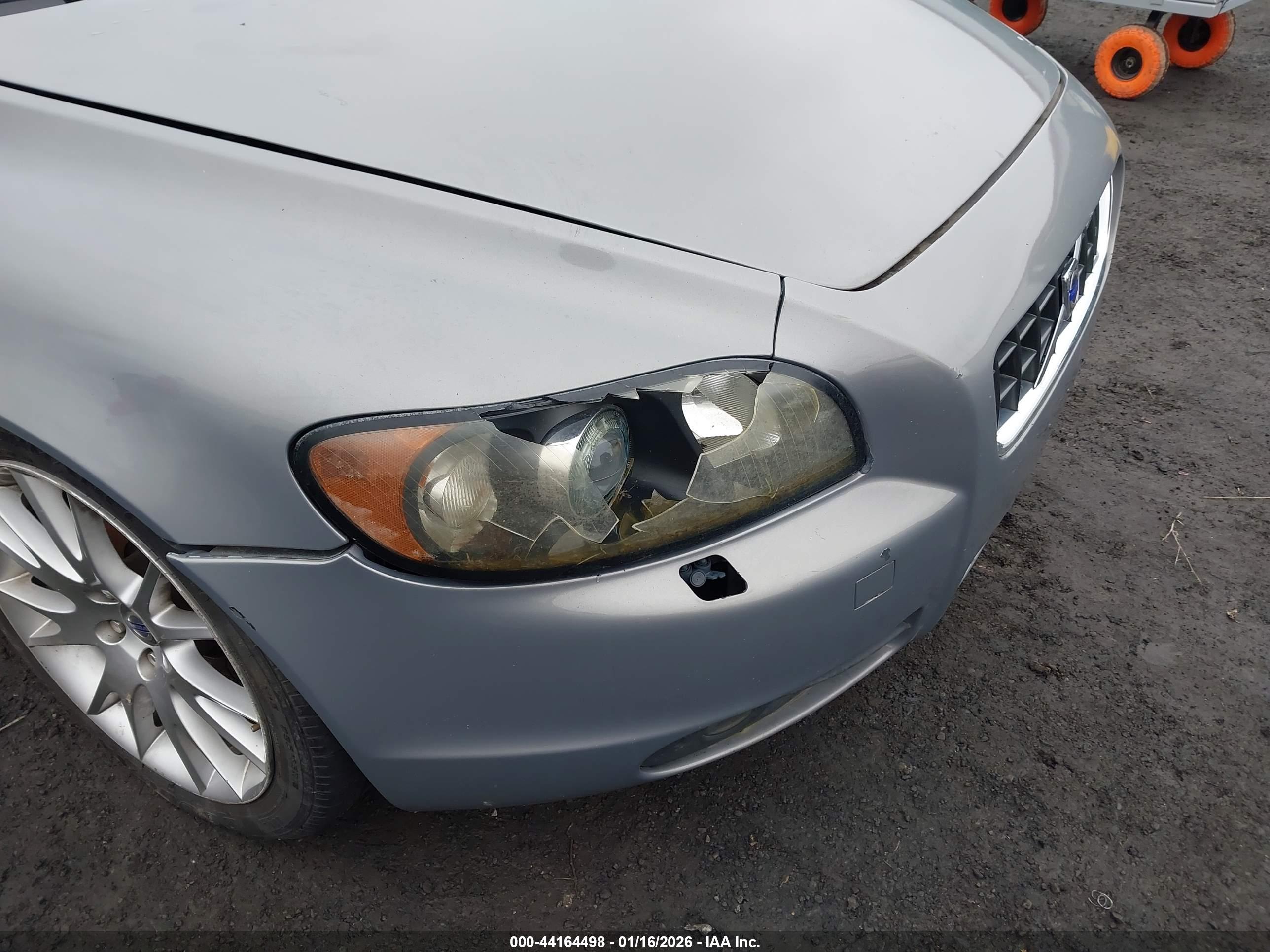 VOLVO C70 image 6