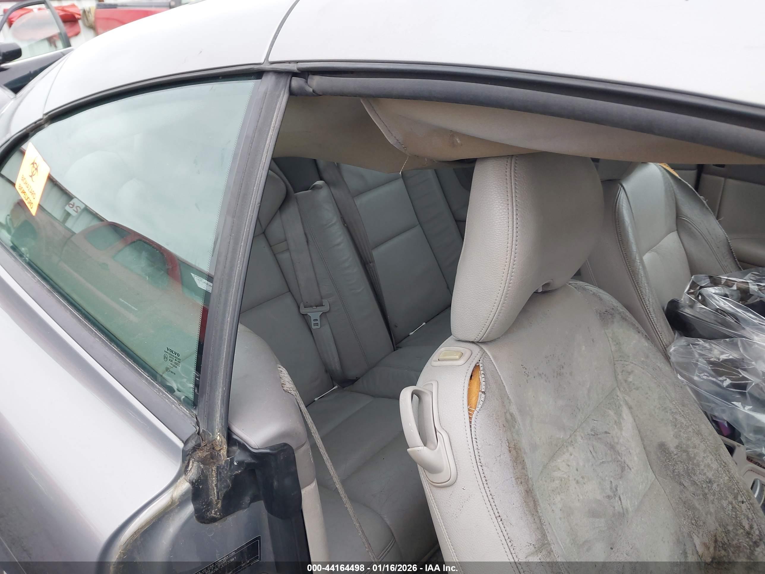 VOLVO C70 image 8
