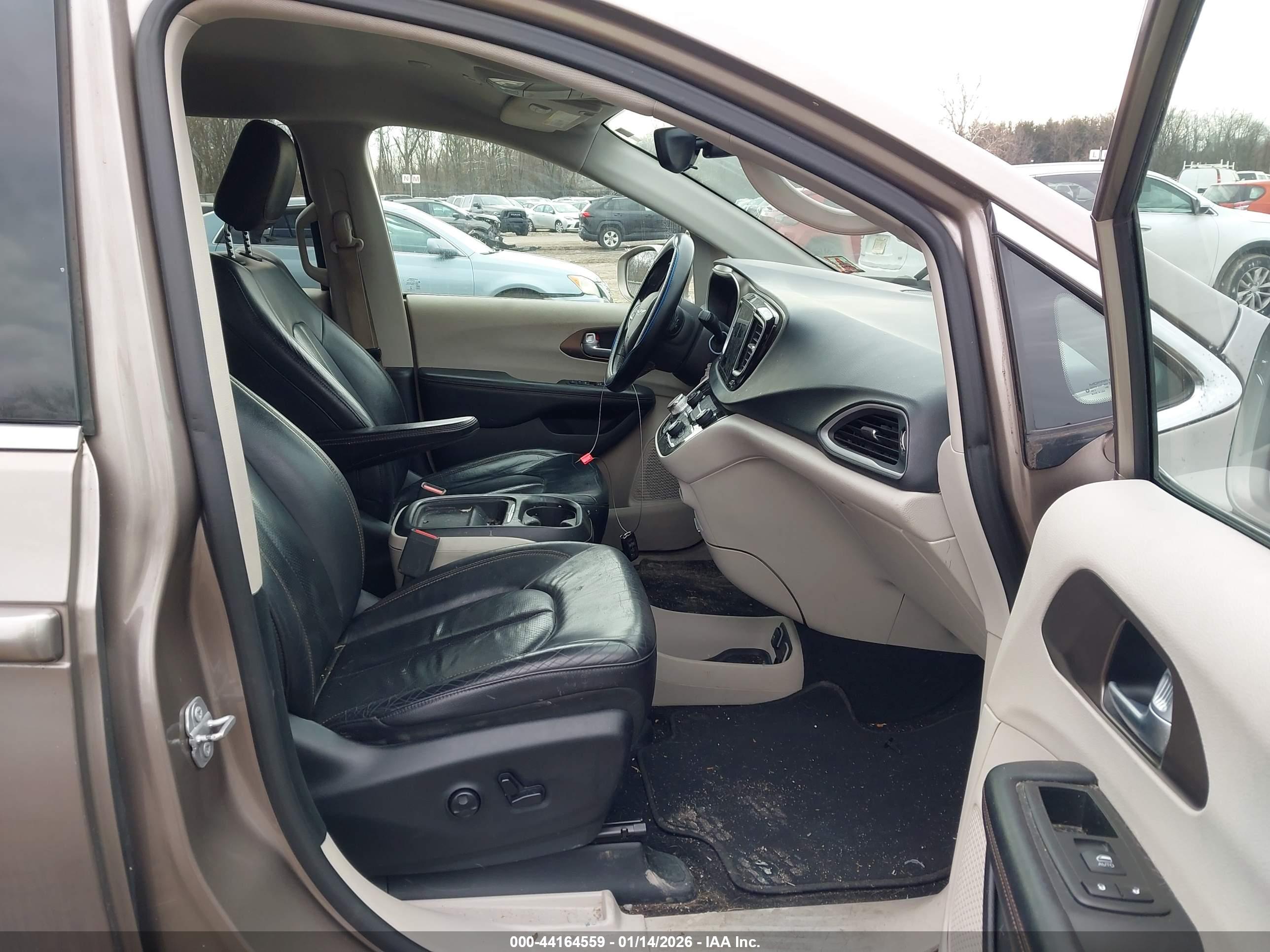 CHRYSLER PACIFICA image 5