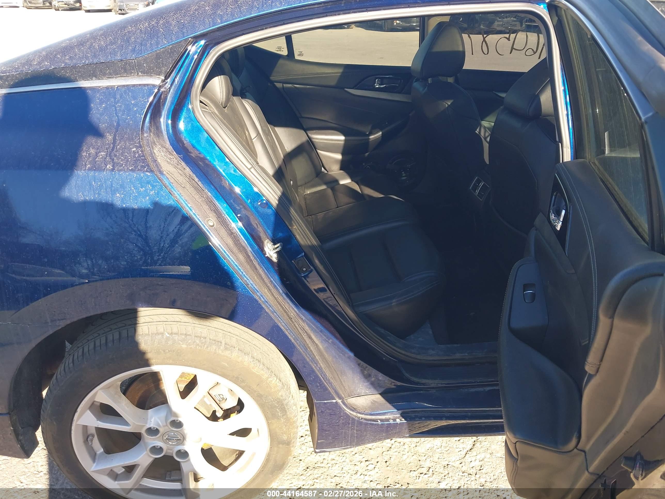 NISSAN MAXIMA image 8