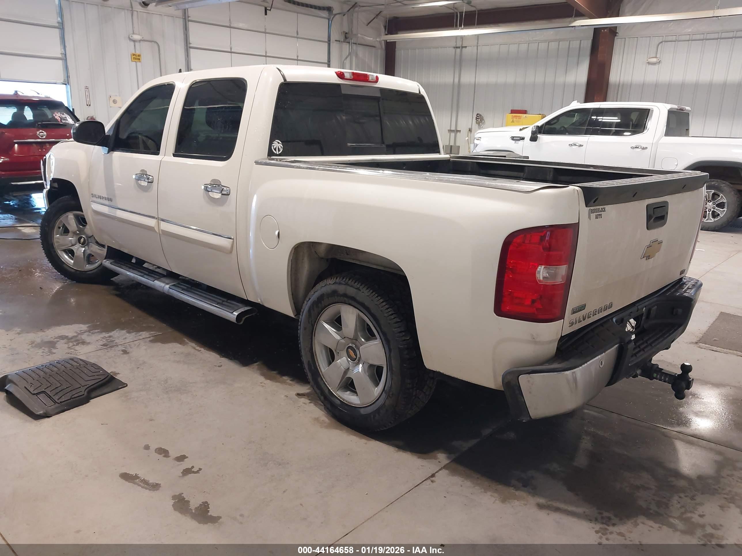 CHEVROLET SILVERADO image 3