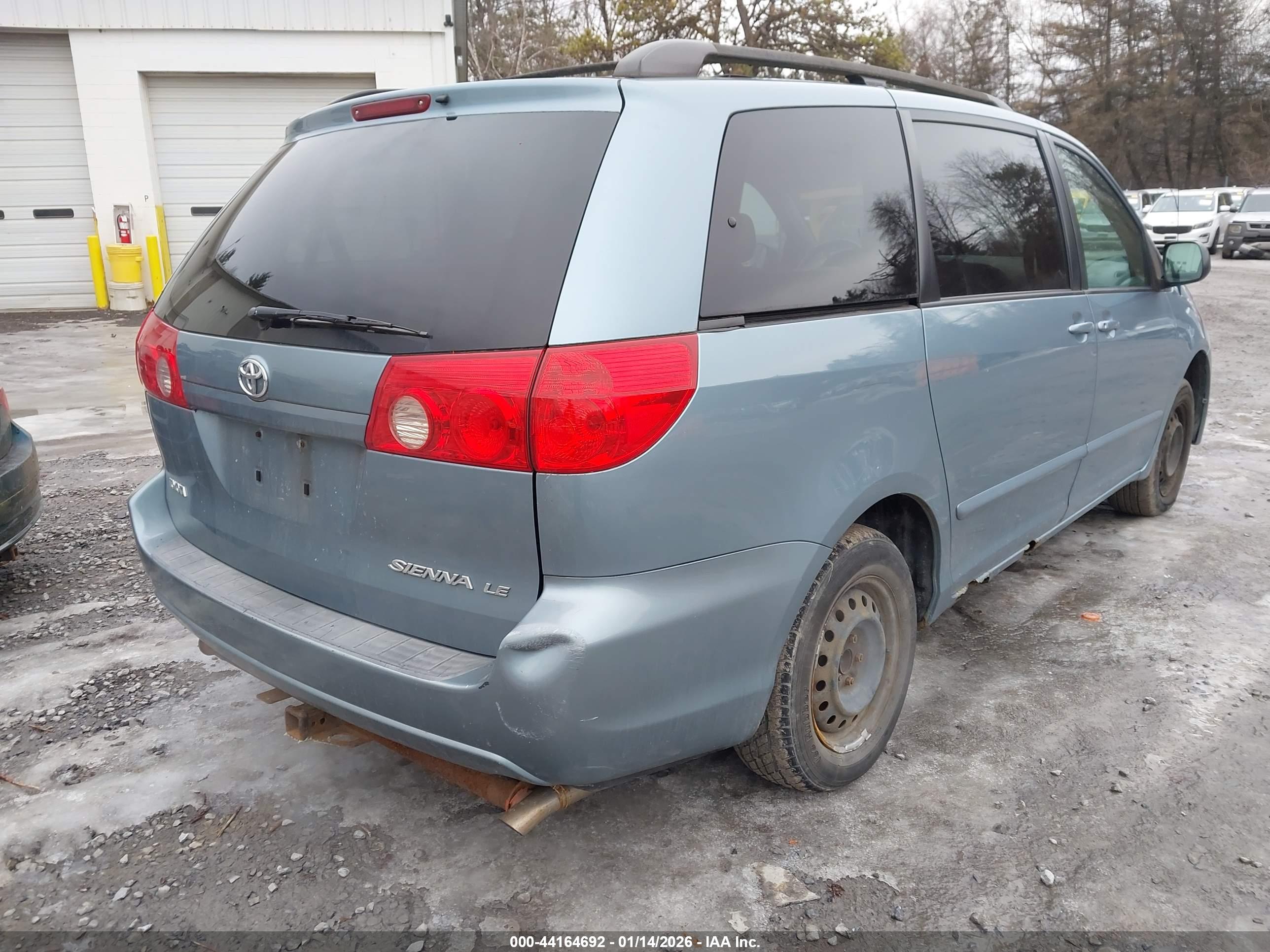 TOYOTA SIENNA image 4