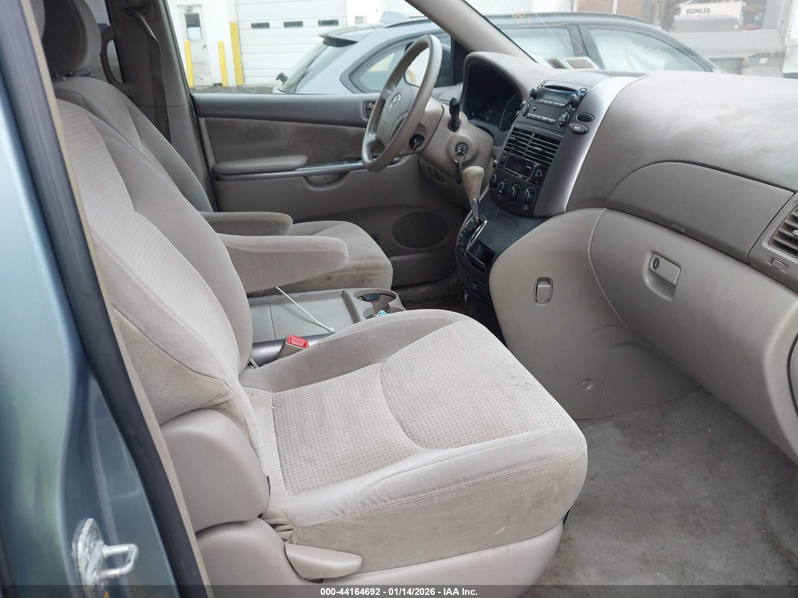 TOYOTA SIENNA image 5