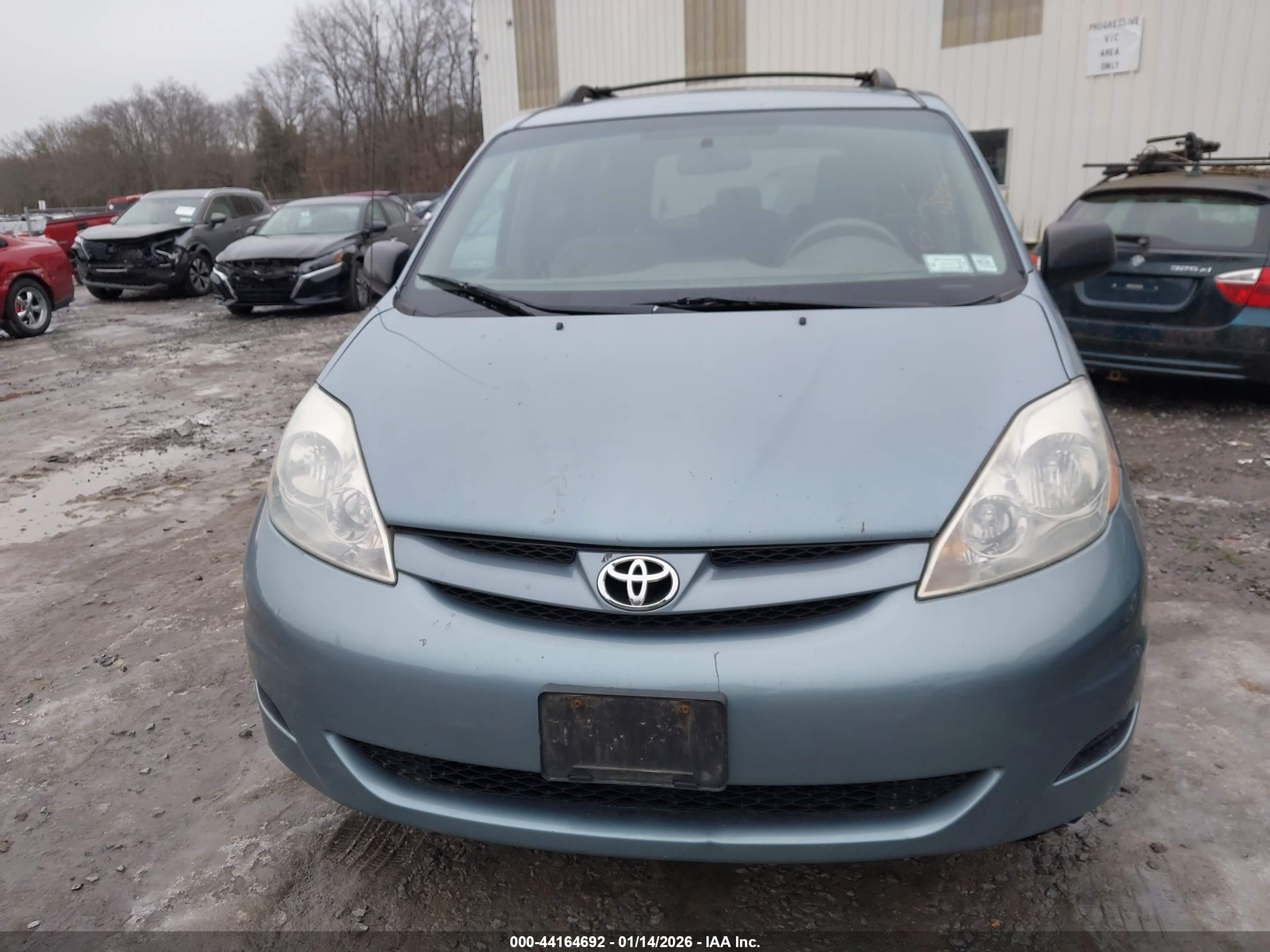 TOYOTA SIENNA image 6