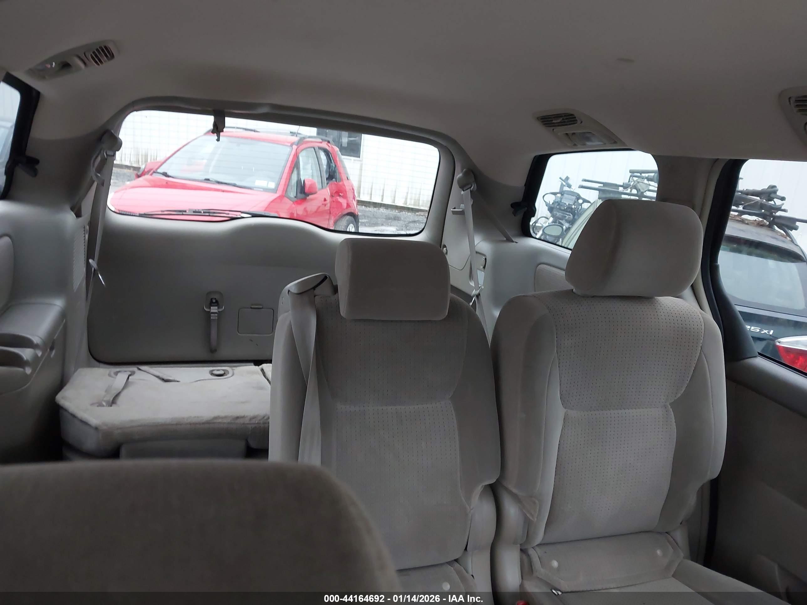 TOYOTA SIENNA image 8