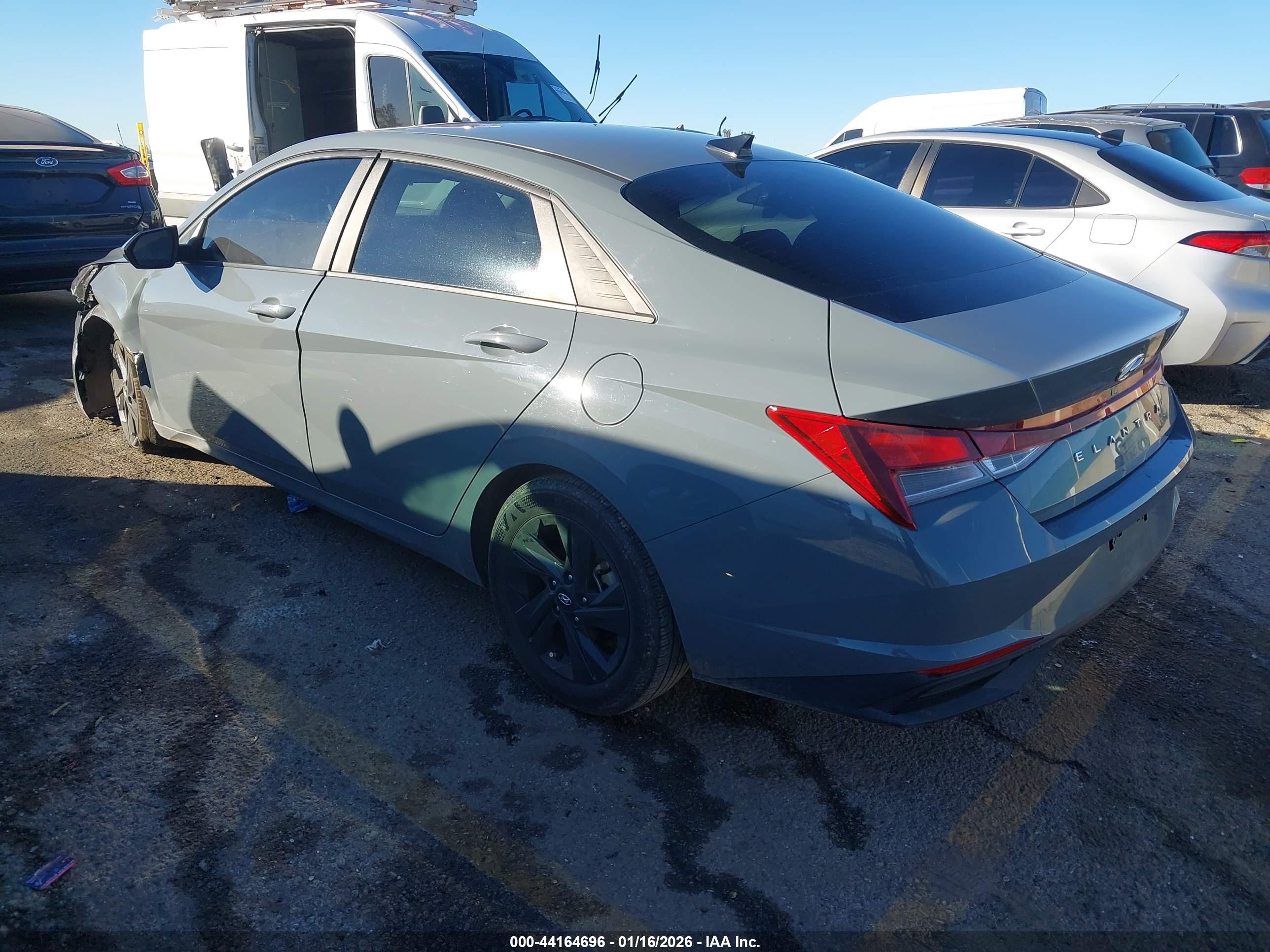 HYUNDAI ELANTRA image 3