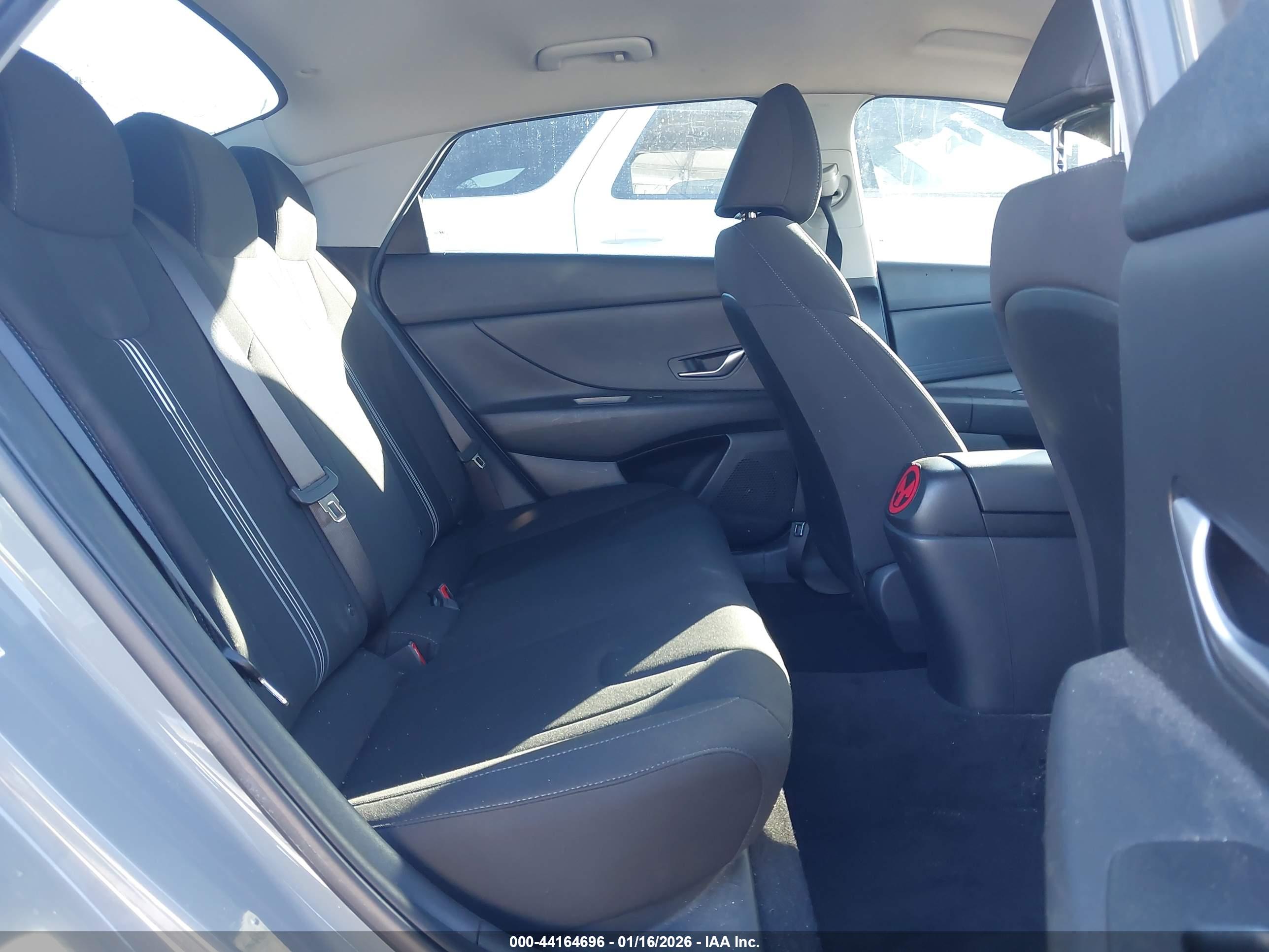 HYUNDAI ELANTRA image 8