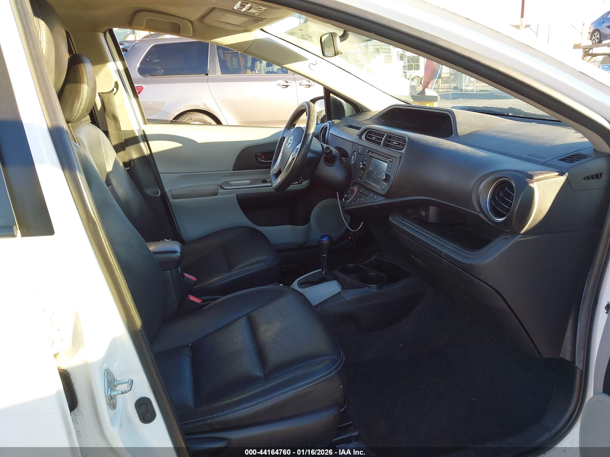 TOYOTA PRIUS image 5