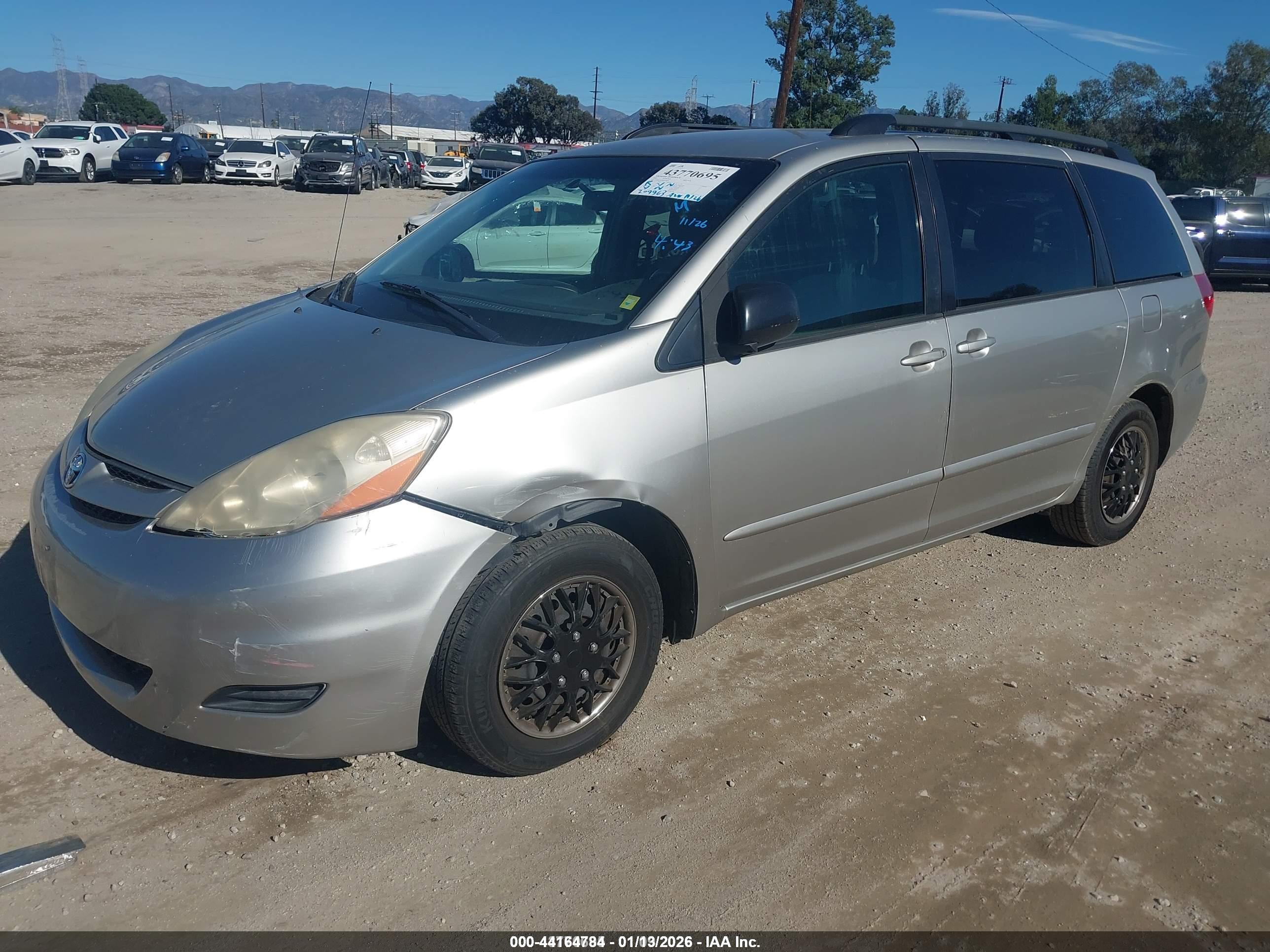 TOYOTA SIENNA image 2