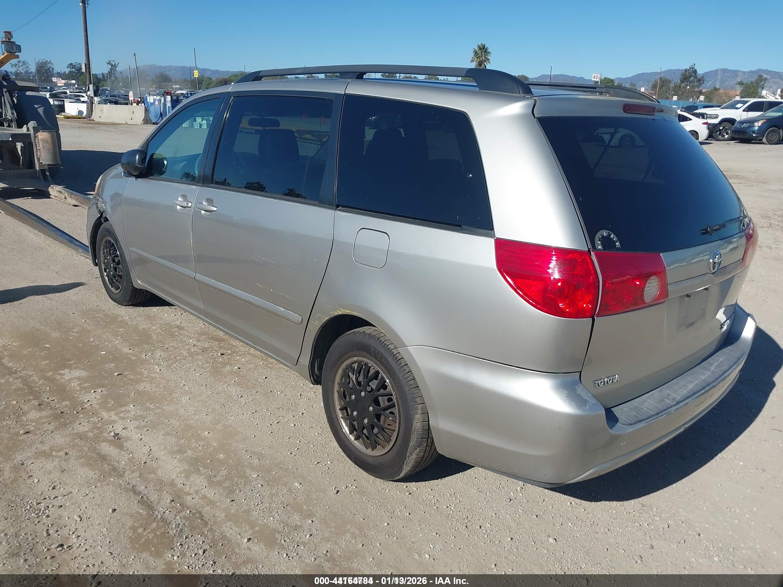 TOYOTA SIENNA image 3