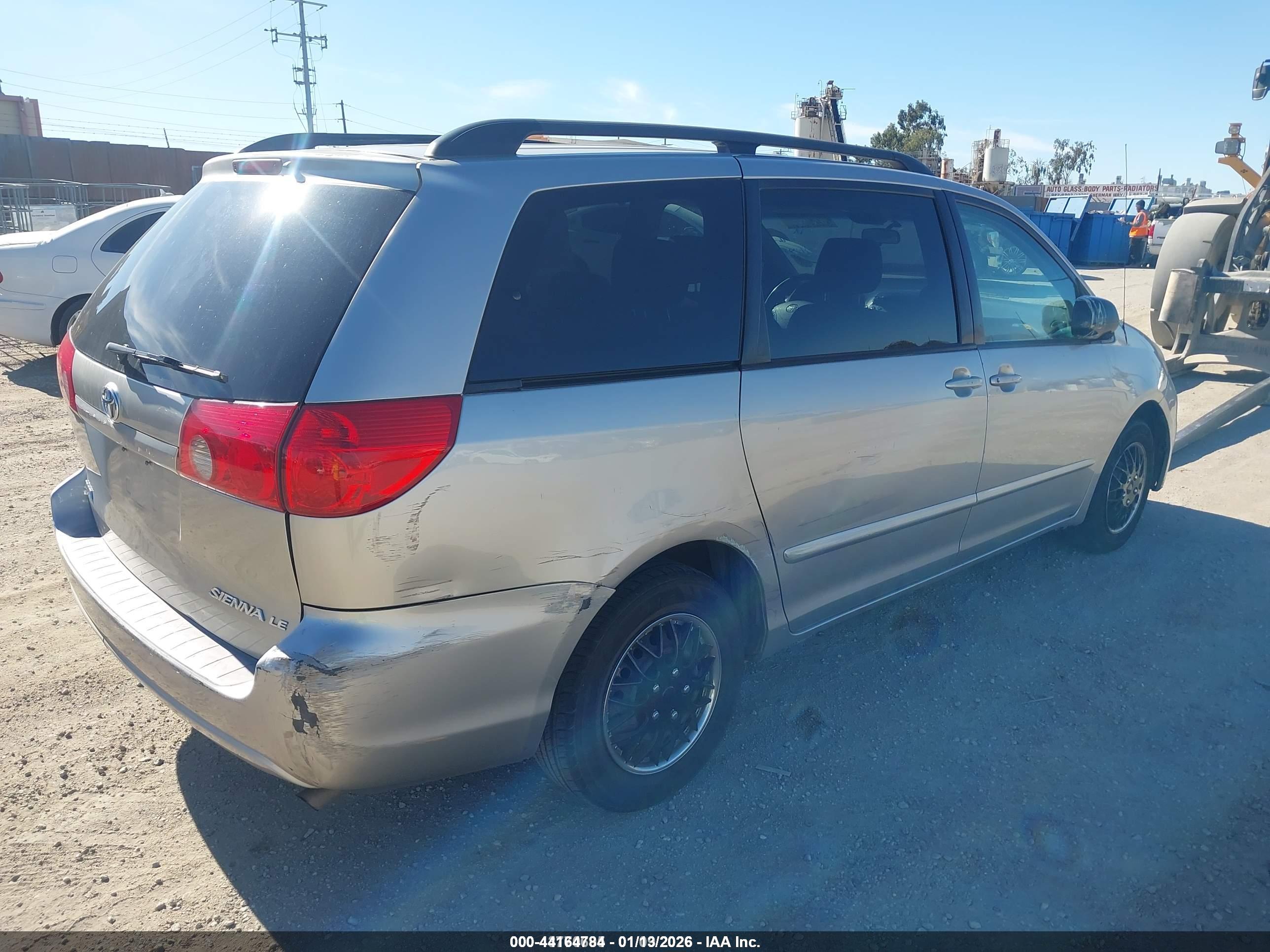 TOYOTA SIENNA image 4
