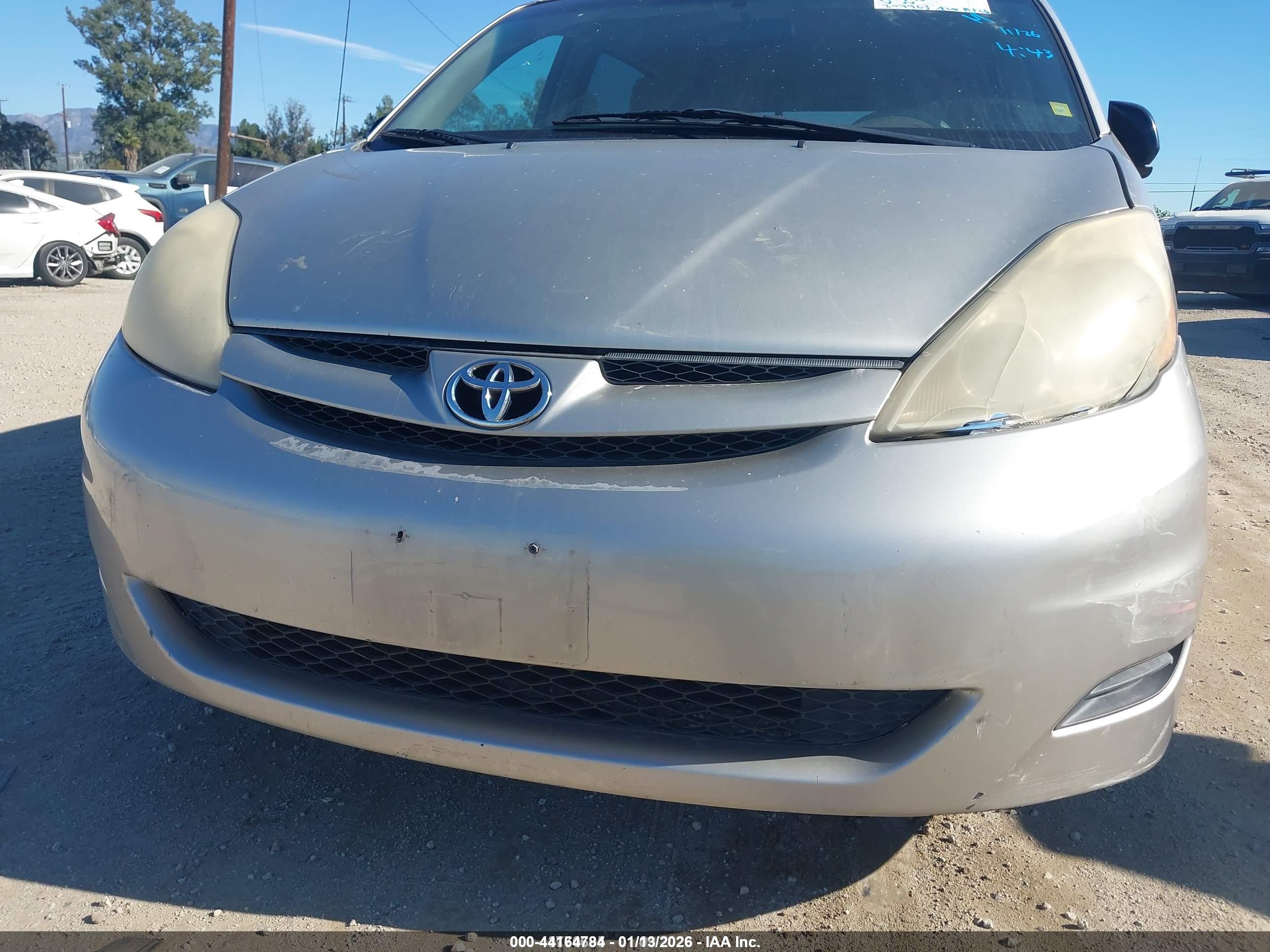 TOYOTA SIENNA image 6