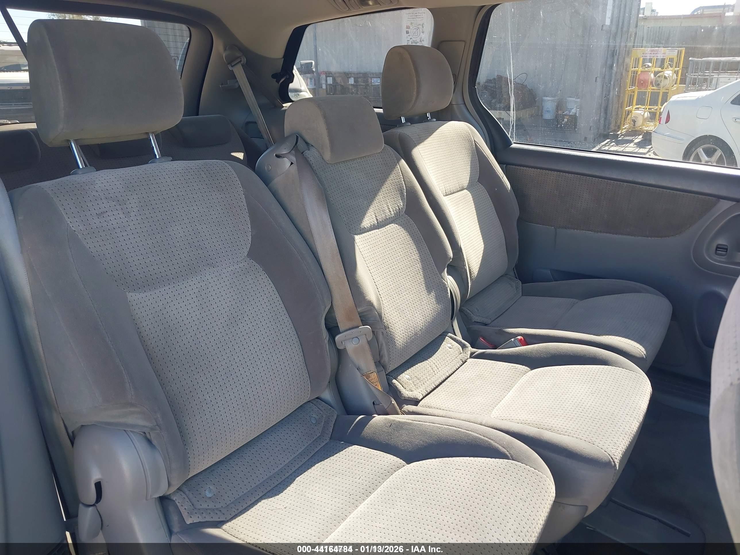 TOYOTA SIENNA image 8