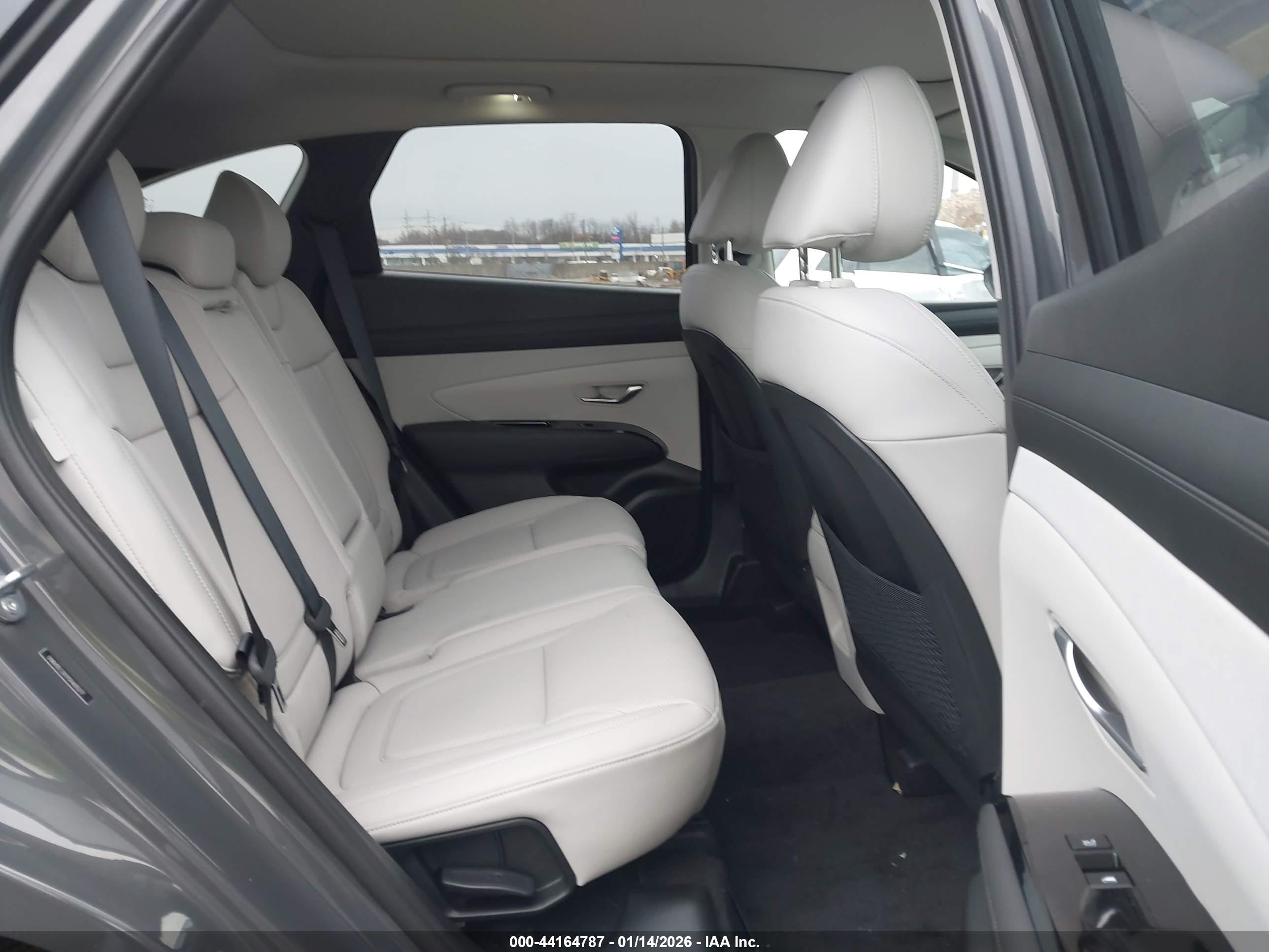 HYUNDAI TUCSON image 8