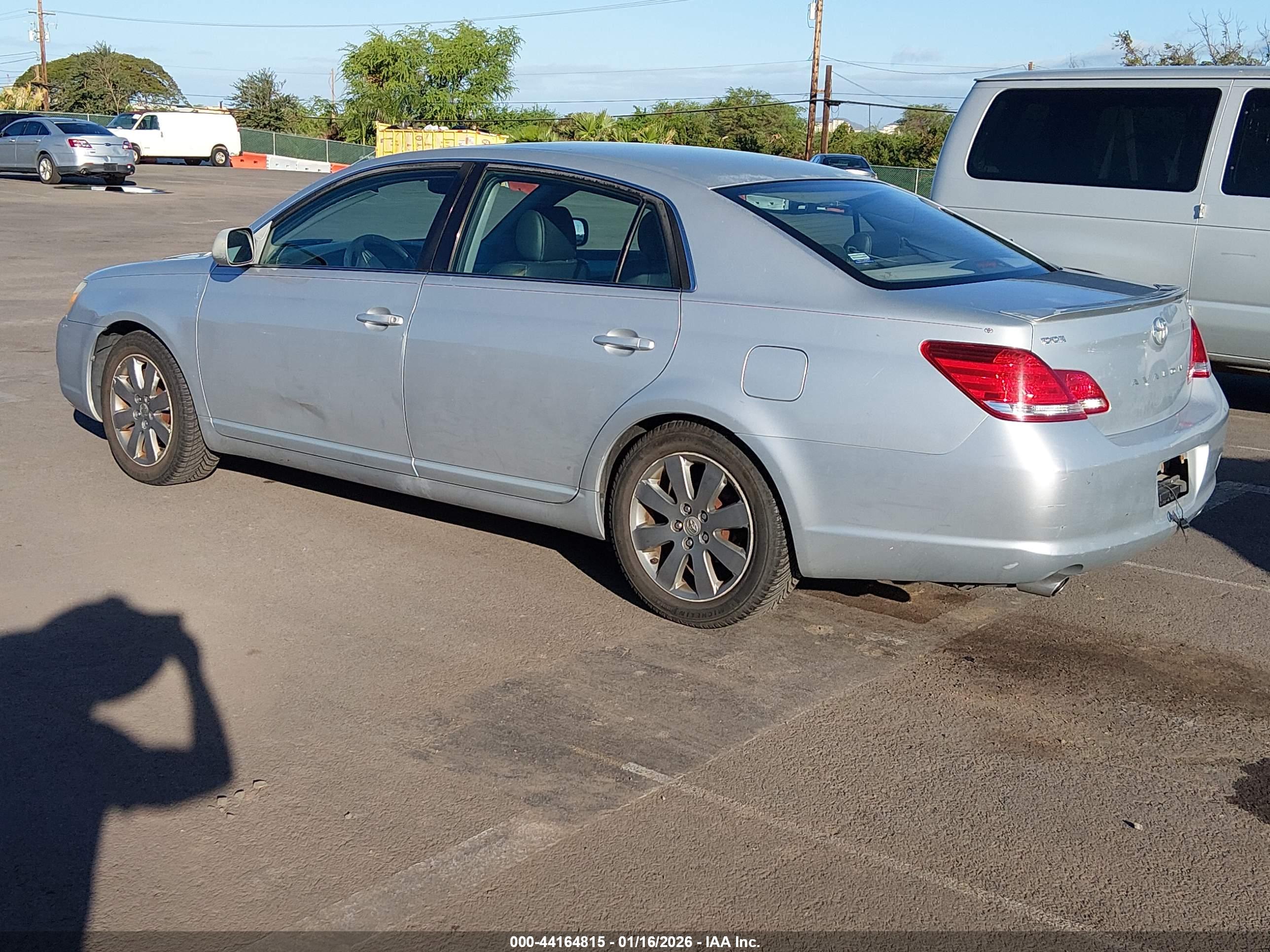 TOYOTA AVALON image 3