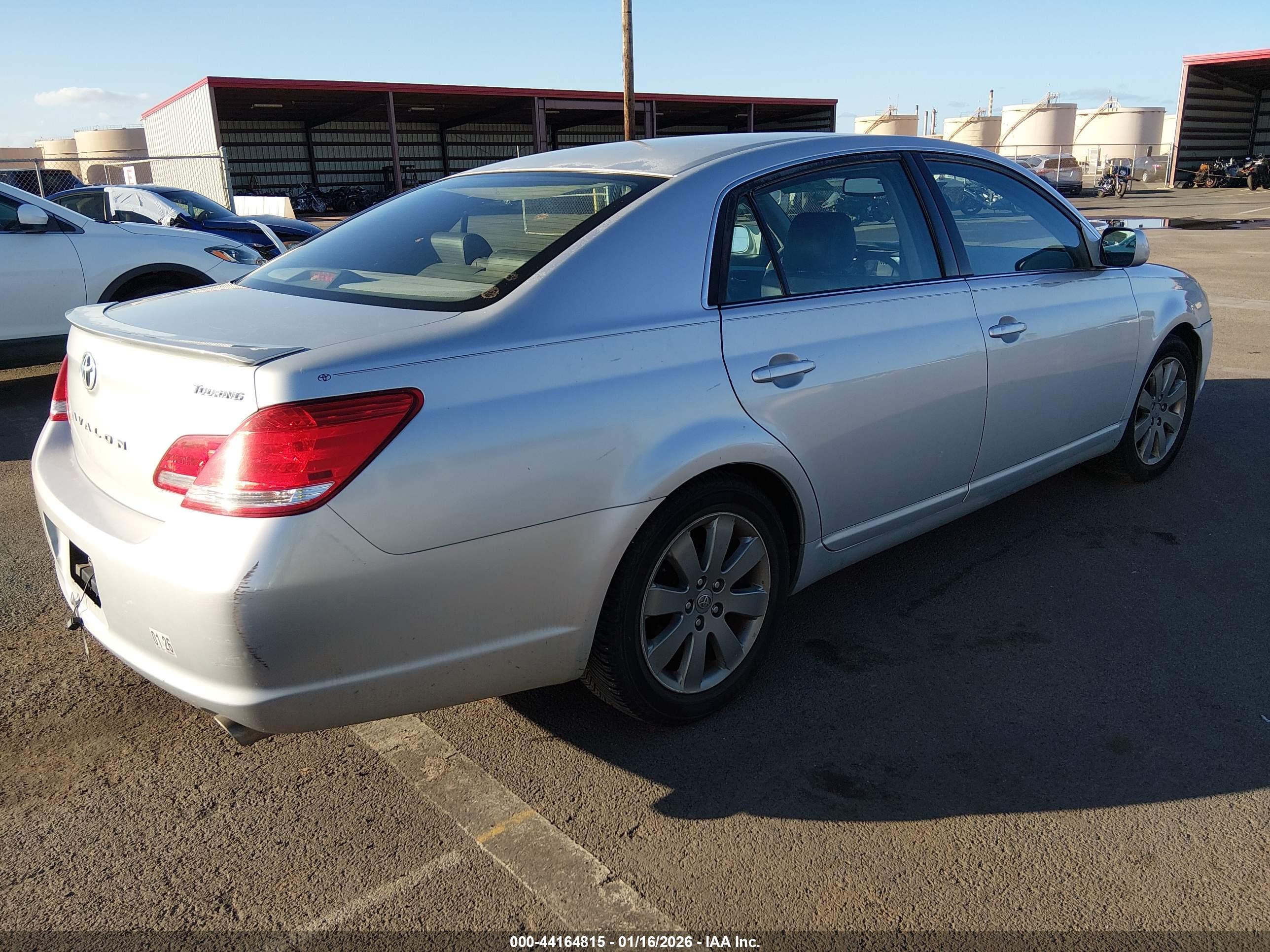 TOYOTA AVALON image 4