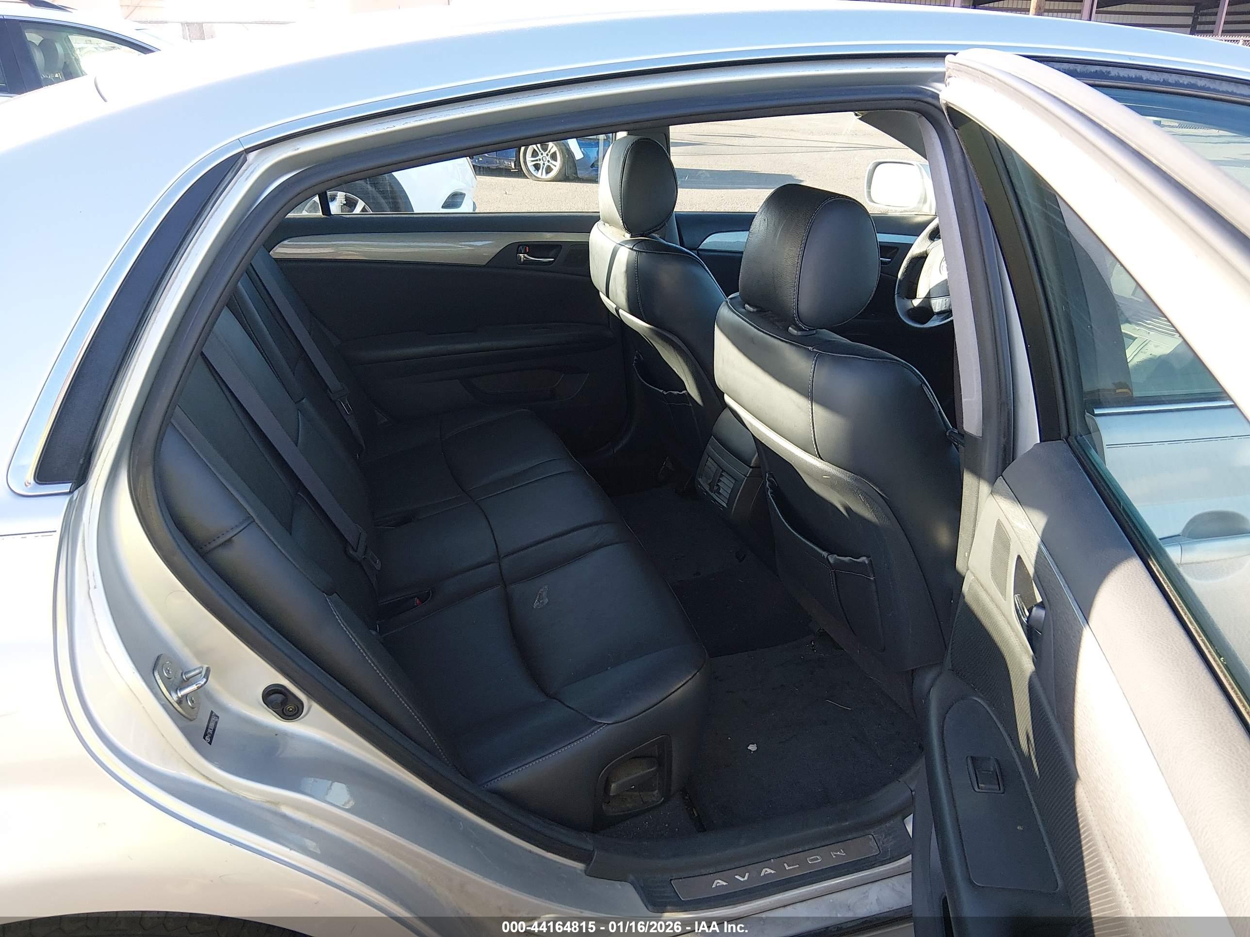 TOYOTA AVALON image 8