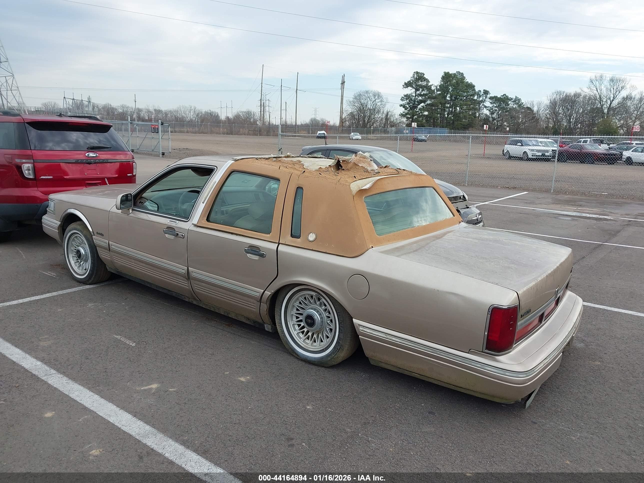 LINCOLN TOWN image 3
