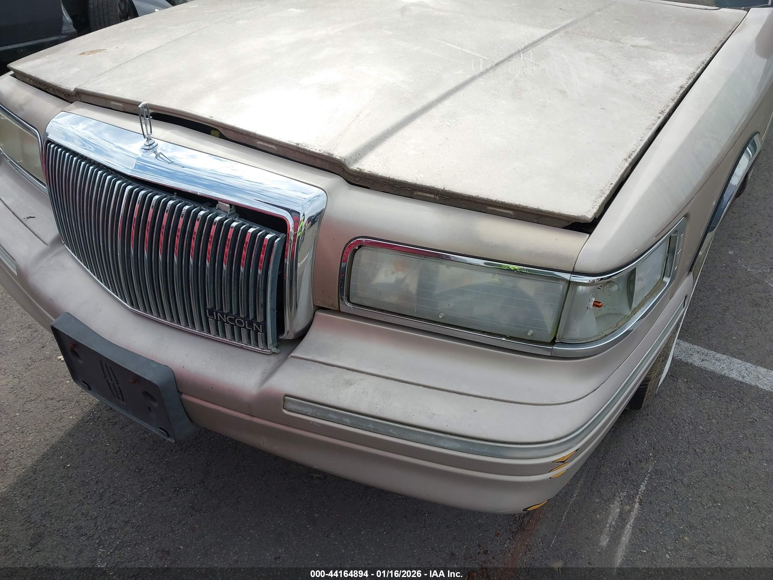 LINCOLN TOWN image 6