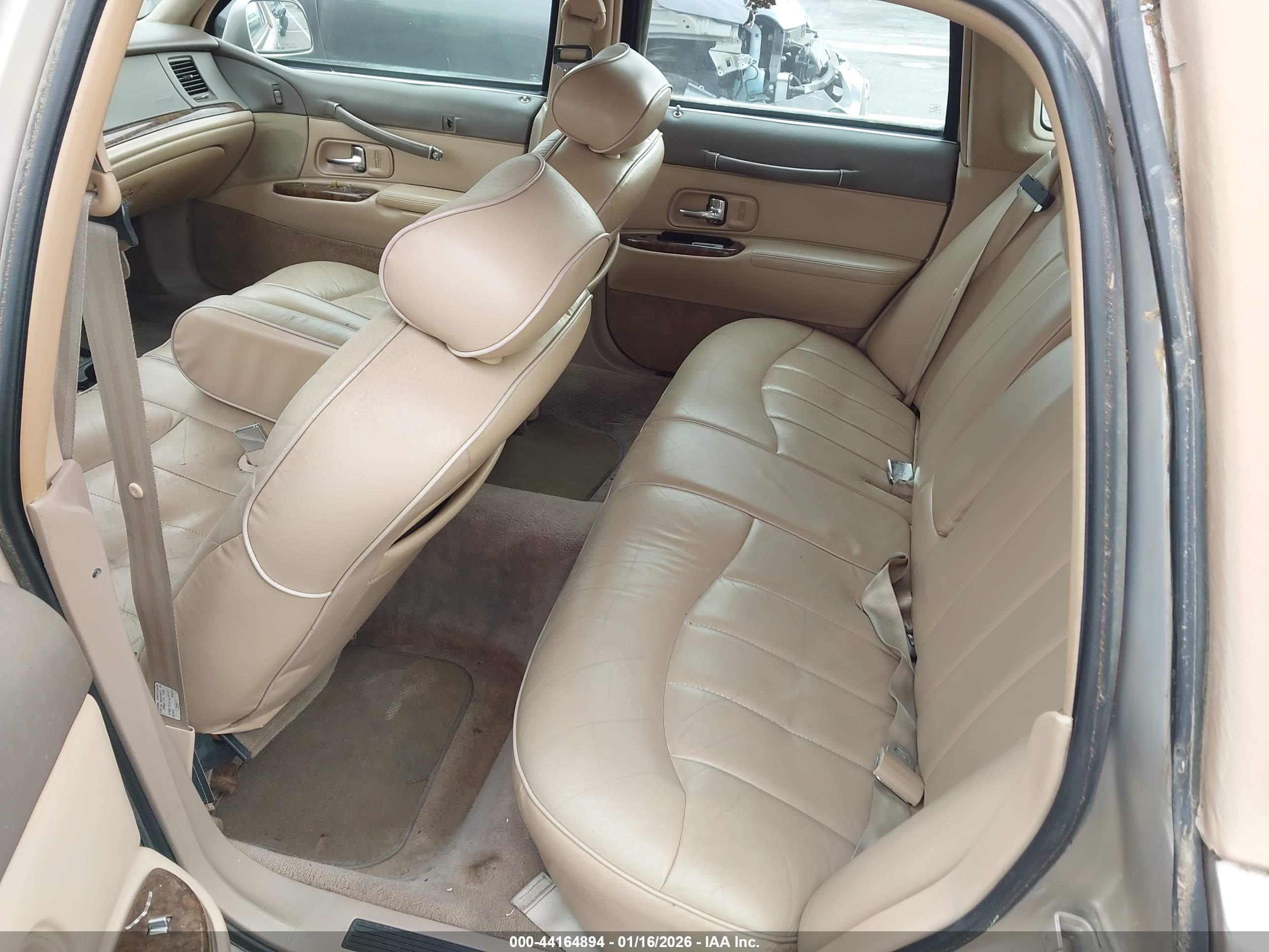 LINCOLN TOWN image 8