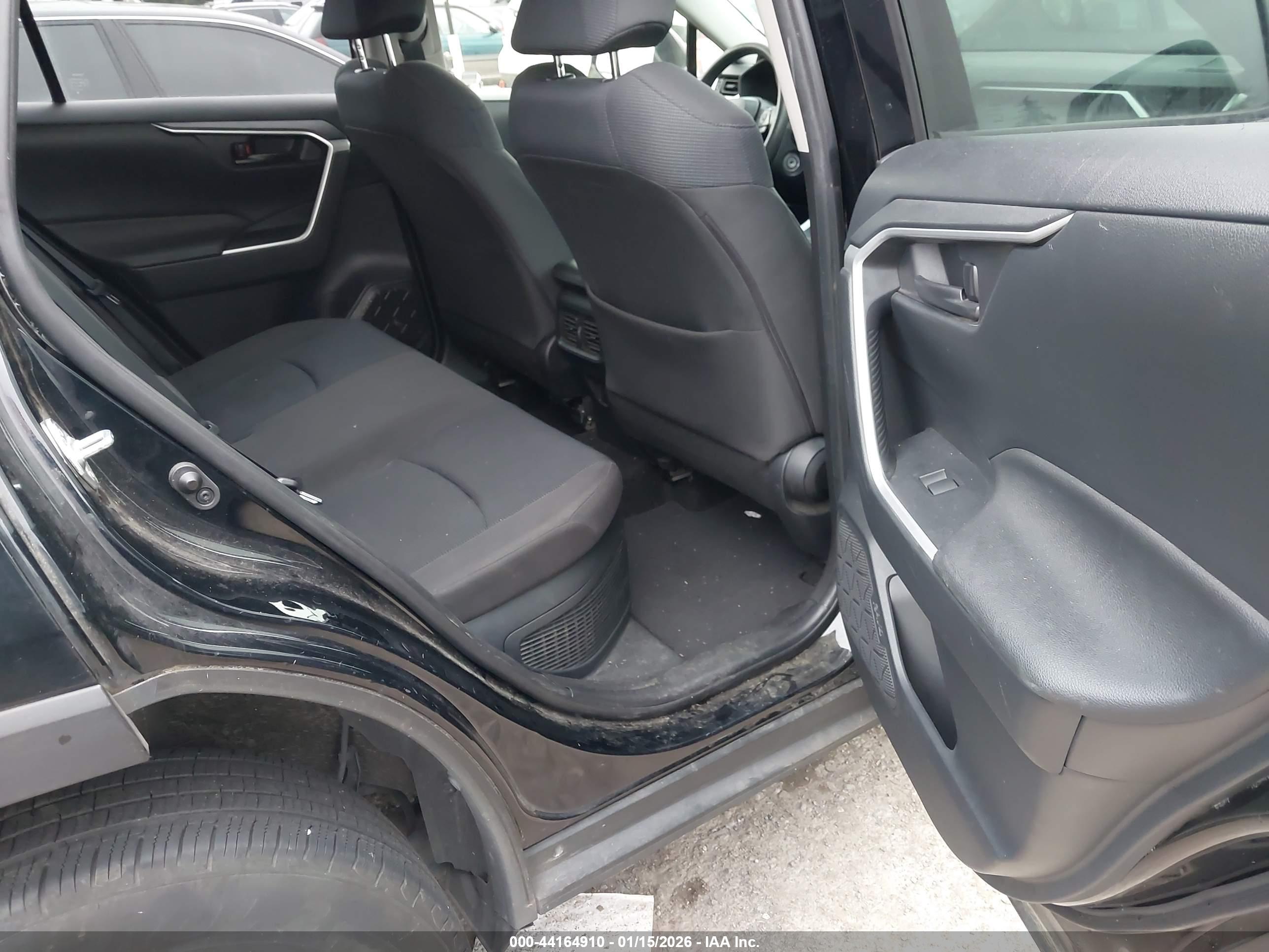 TOYOTA RAV4 image 8