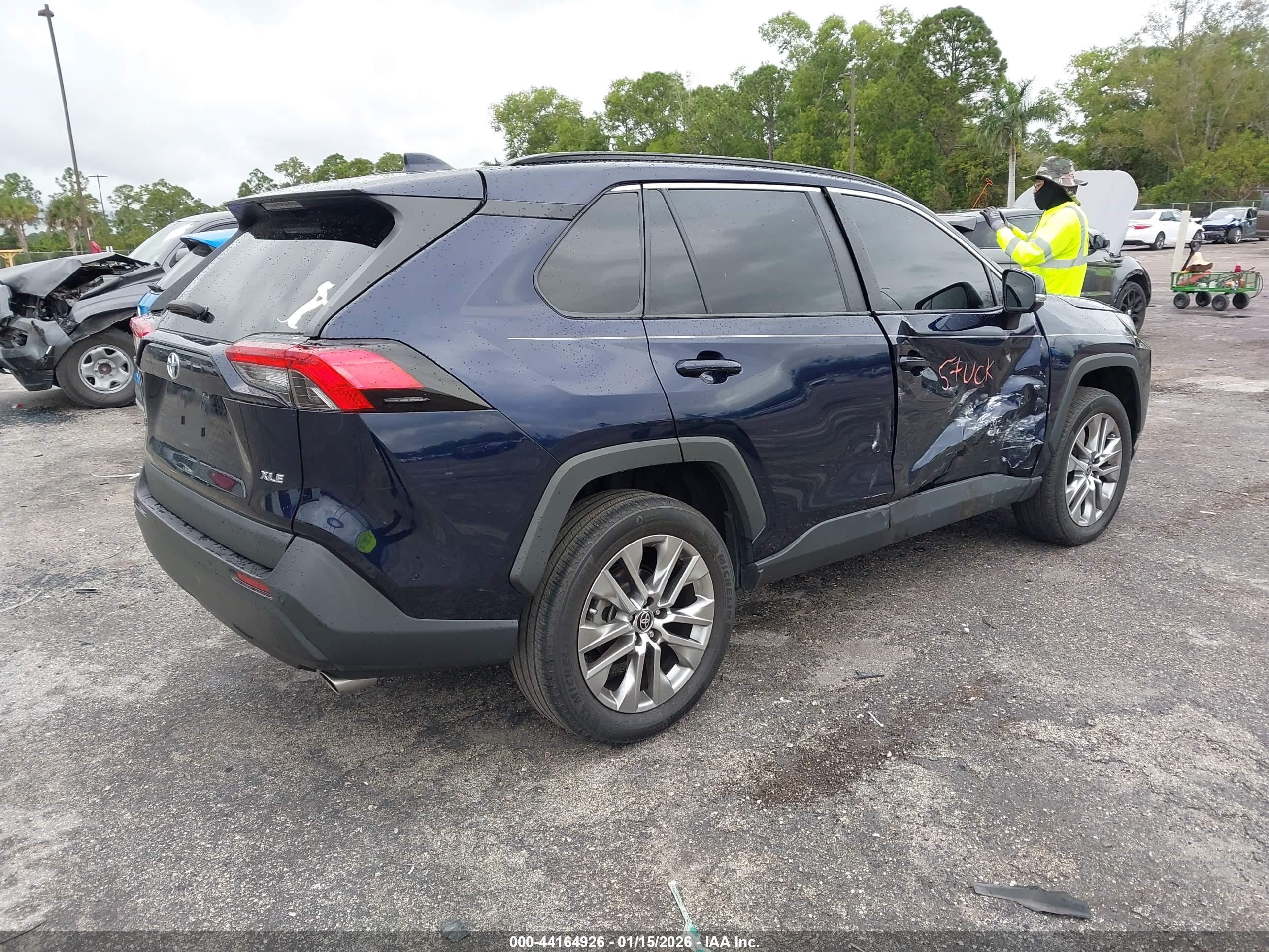 TOYOTA RAV4 image 4