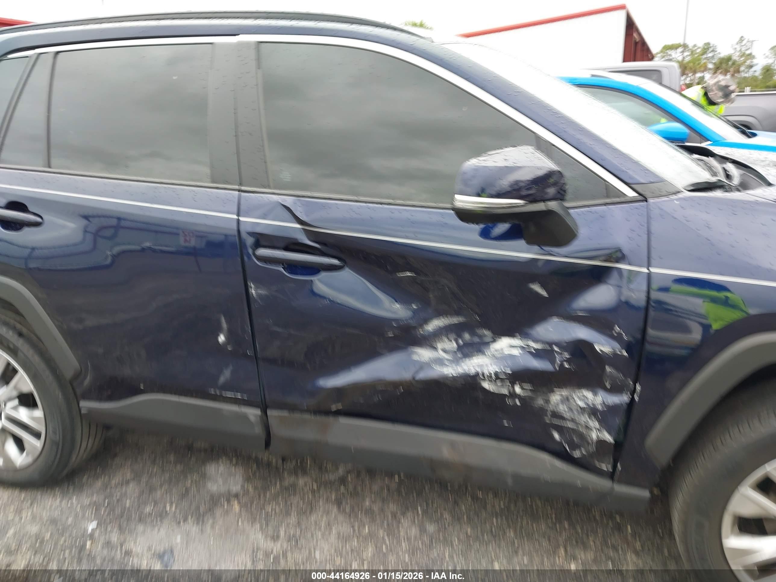 TOYOTA RAV4 image 6